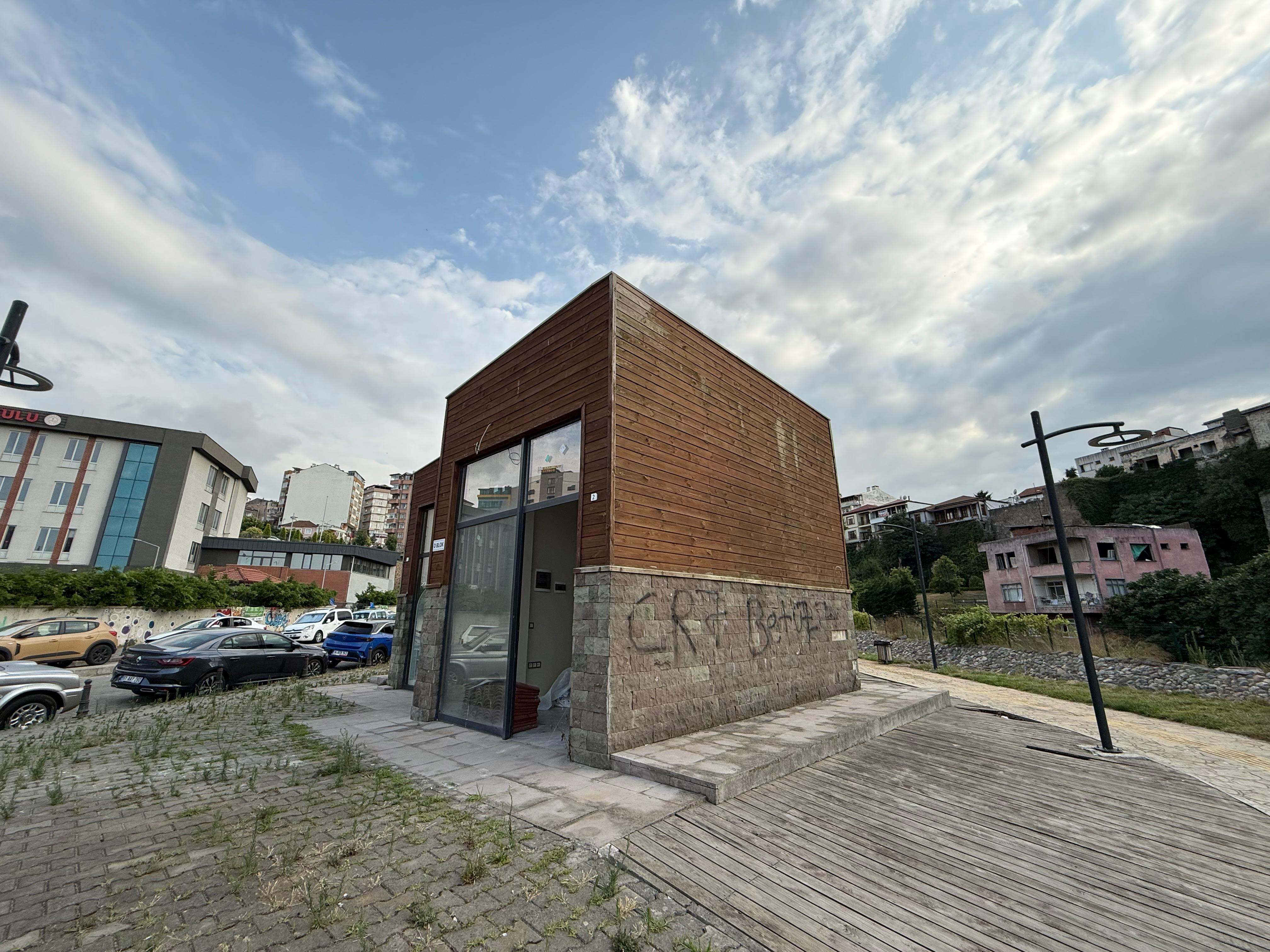 Cumhuriyet Mah. Öğretmenevi Karşısında Kiralık işyeri/Dükkan