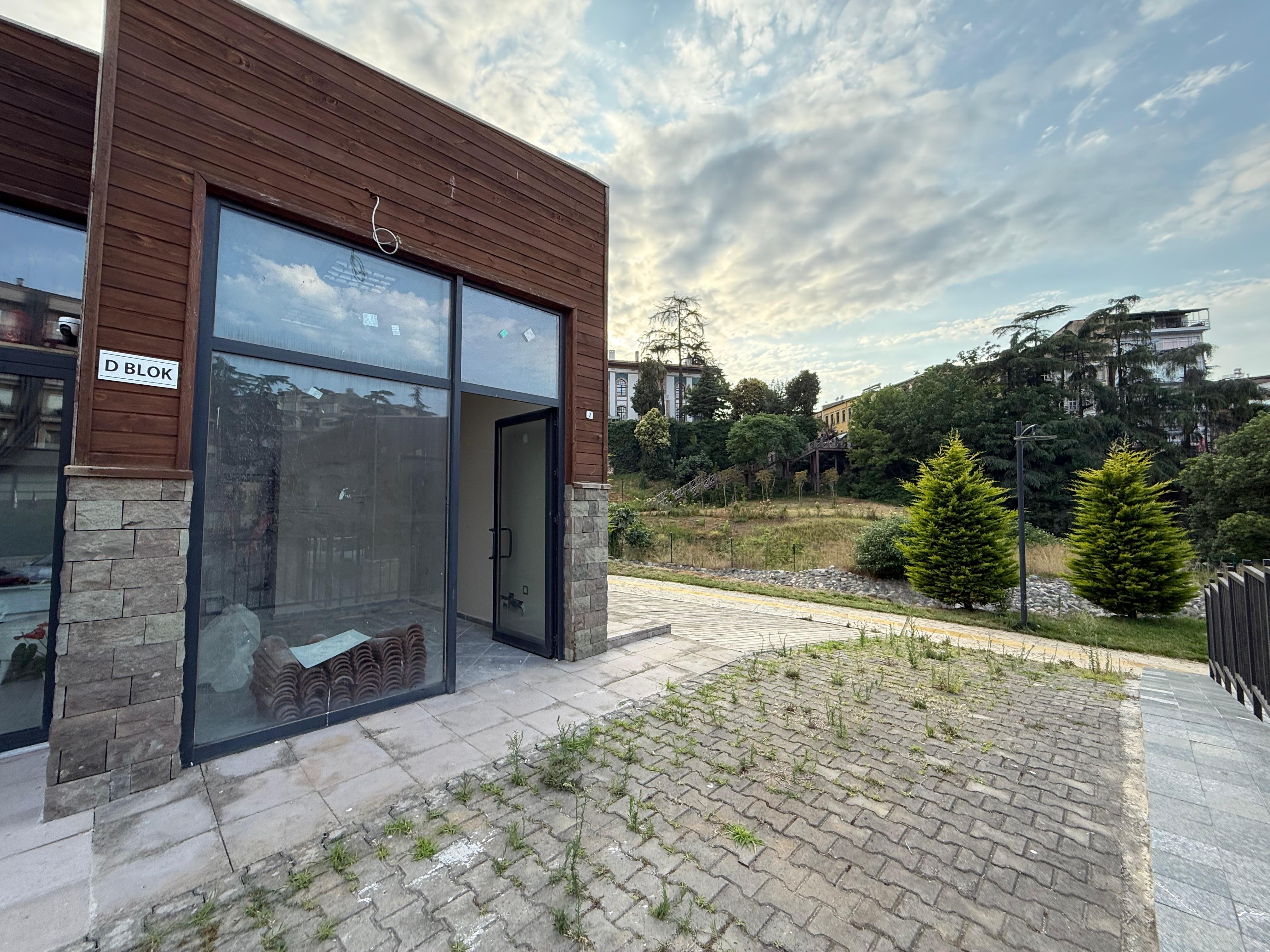 Cumhuriyet Mah. Öğretmenevi Karşısında Kiralık işyeri/Dükkan