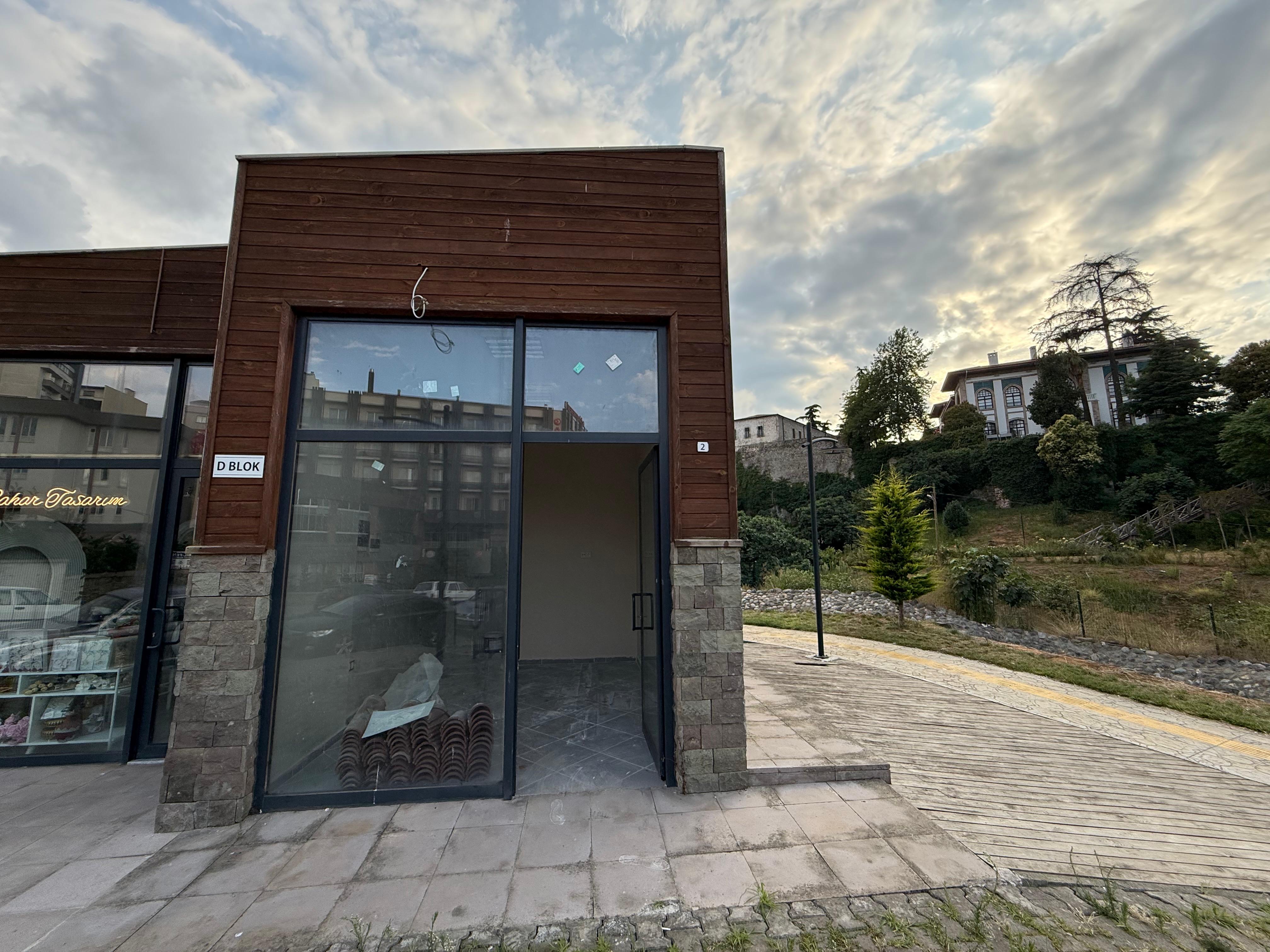 Cumhuriyet Mah. Öğretmenevi Karşısında Kiralık işyeri/Dükkan