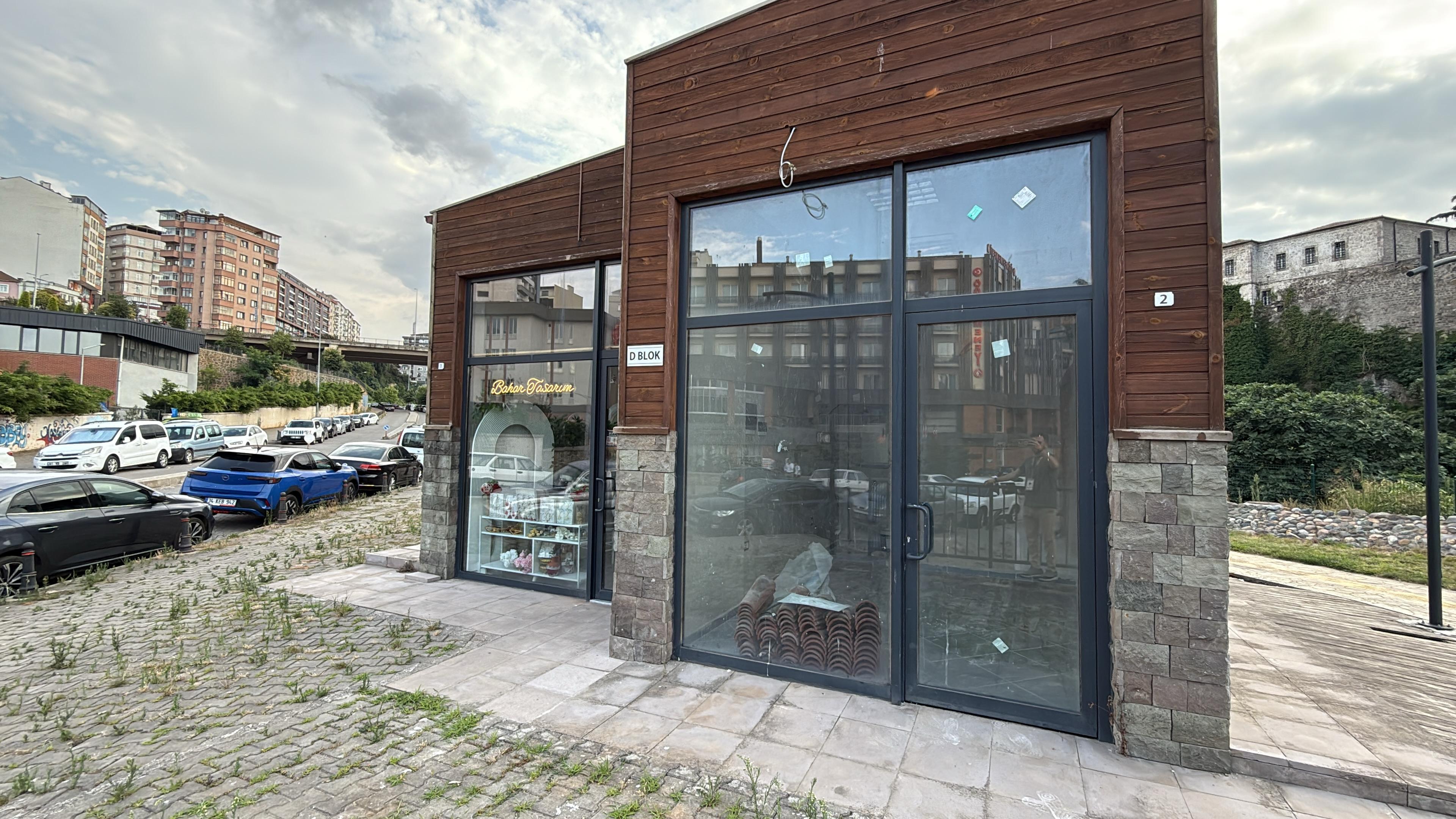 Cumhuriyet Mah. Öğretmenevi Karşısında Kiralık işyeri/Dükkan