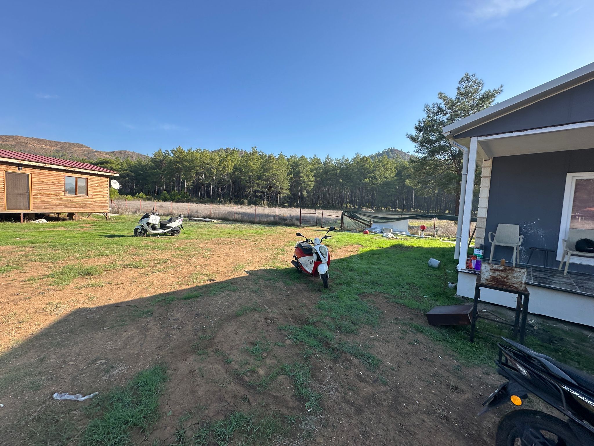 SATILIK ARAZİ İÇERİSİNDE 2 PREFABRİK EV İLE BİRLİKTE