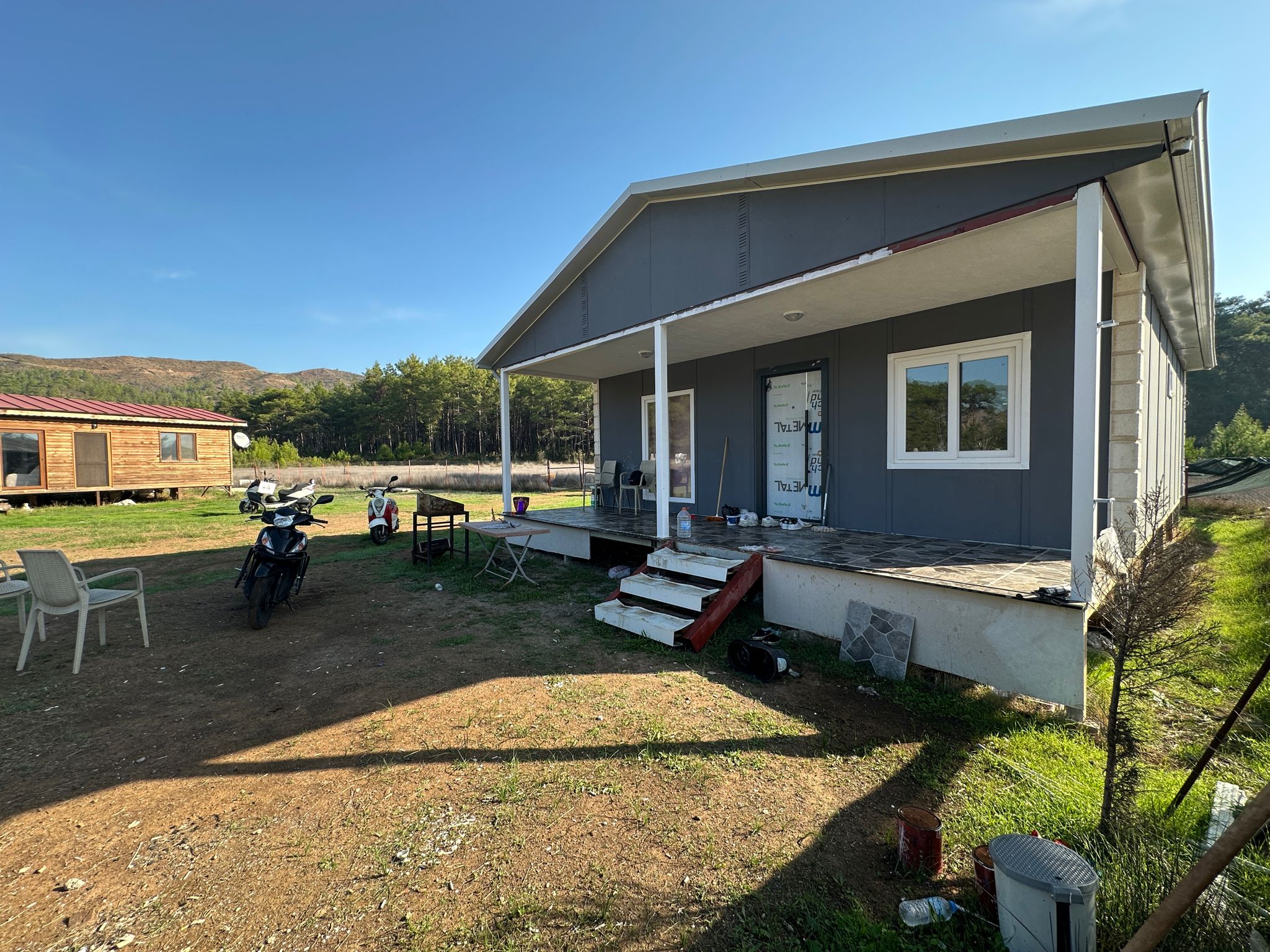 SATILIK ARAZİ İÇERİSİNDE 2 PREFABRİK EV İLE BİRLİKTE