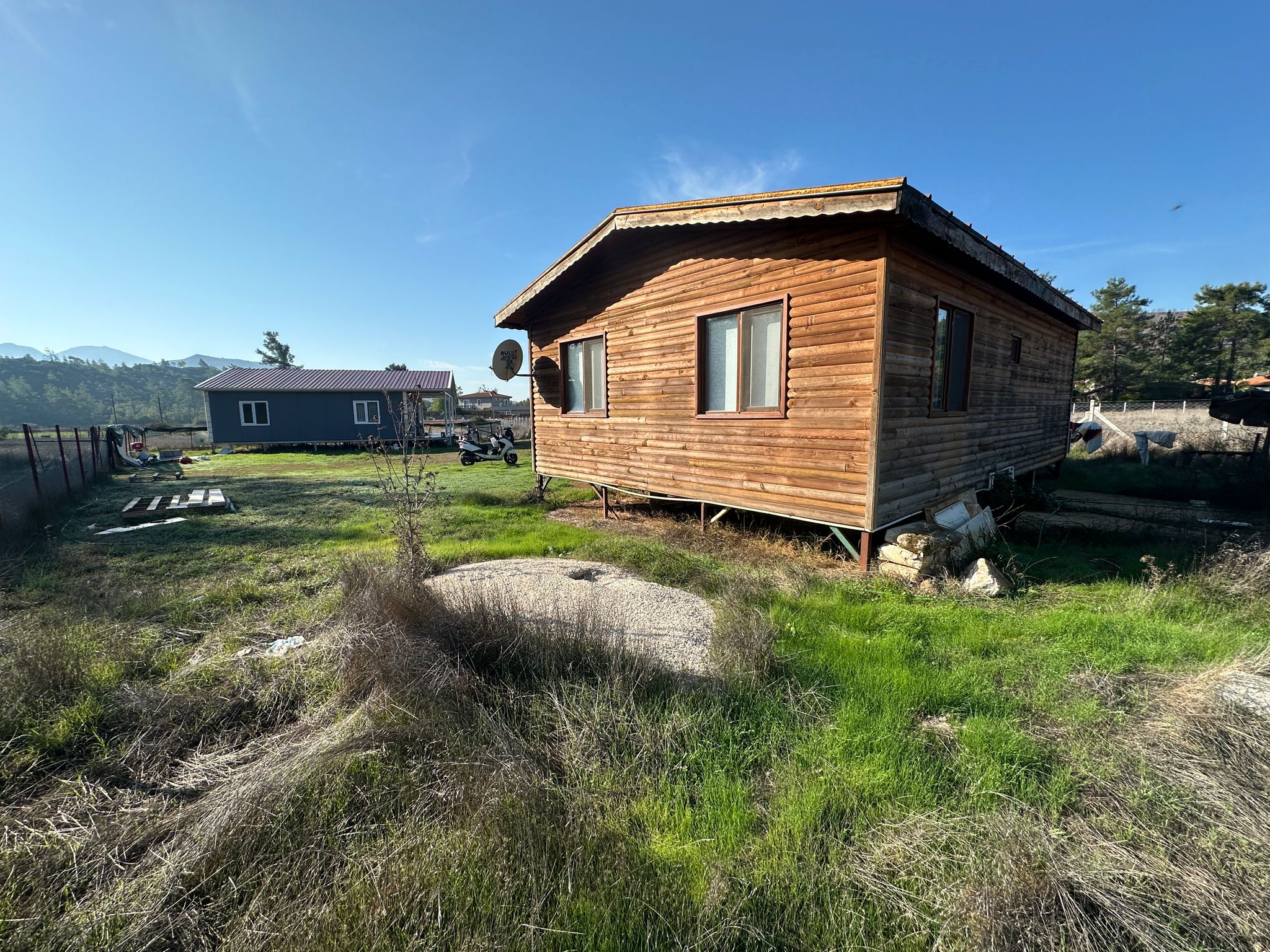 SATILIK ARAZİ İÇERİSİNDE 2 PREFABRİK EV İLE BİRLİKTE