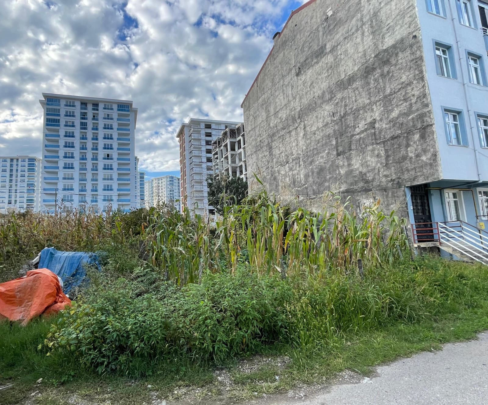 ŞAHİNCİLİ'DE BİTİŞİK NİZAM 4 KAT İMARLI SATILIK ARSA