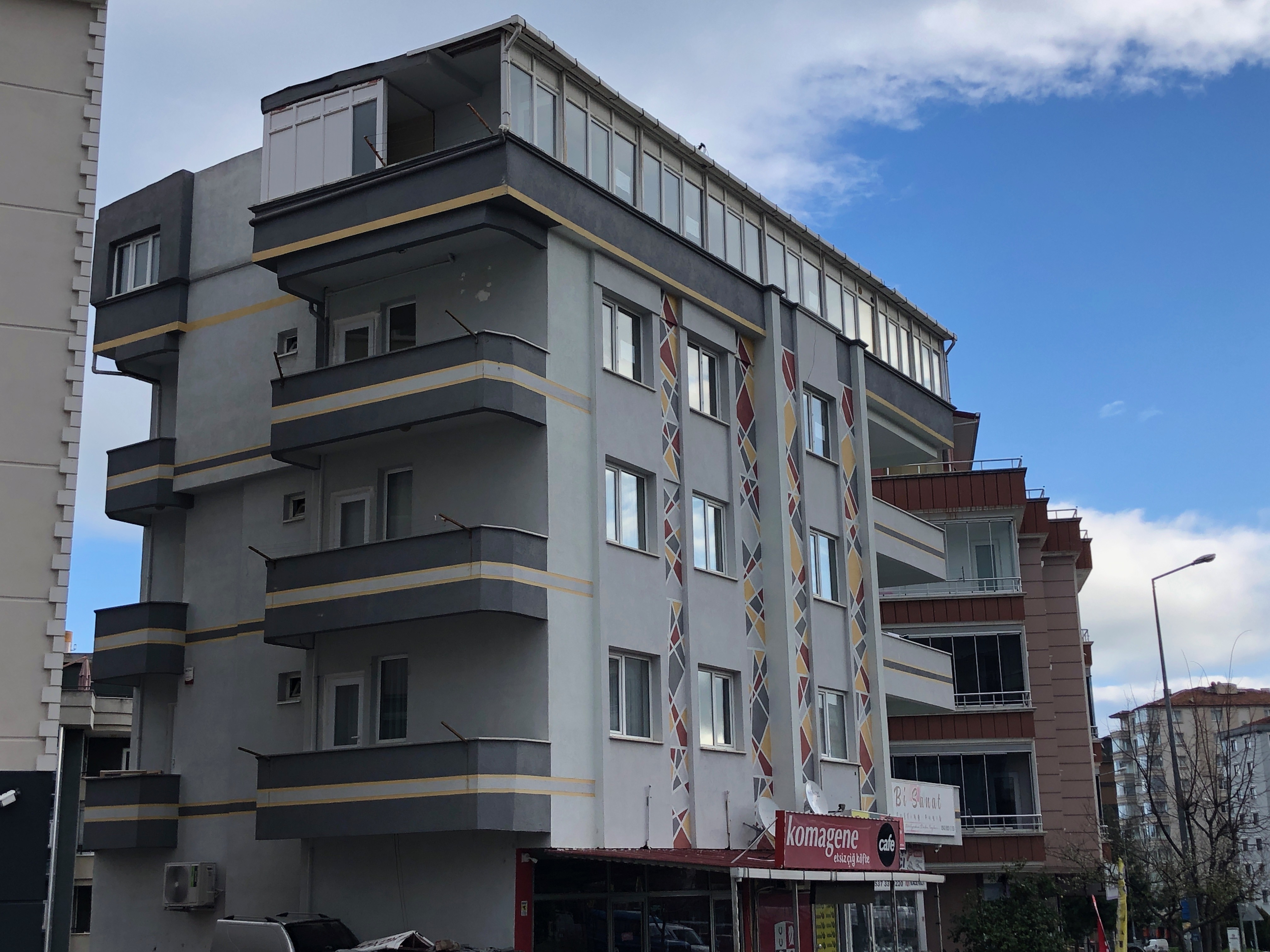 ESENEVLER TRAMWAY DURAĞI KARŞISI ARA KAT KİRALIK DAİRE