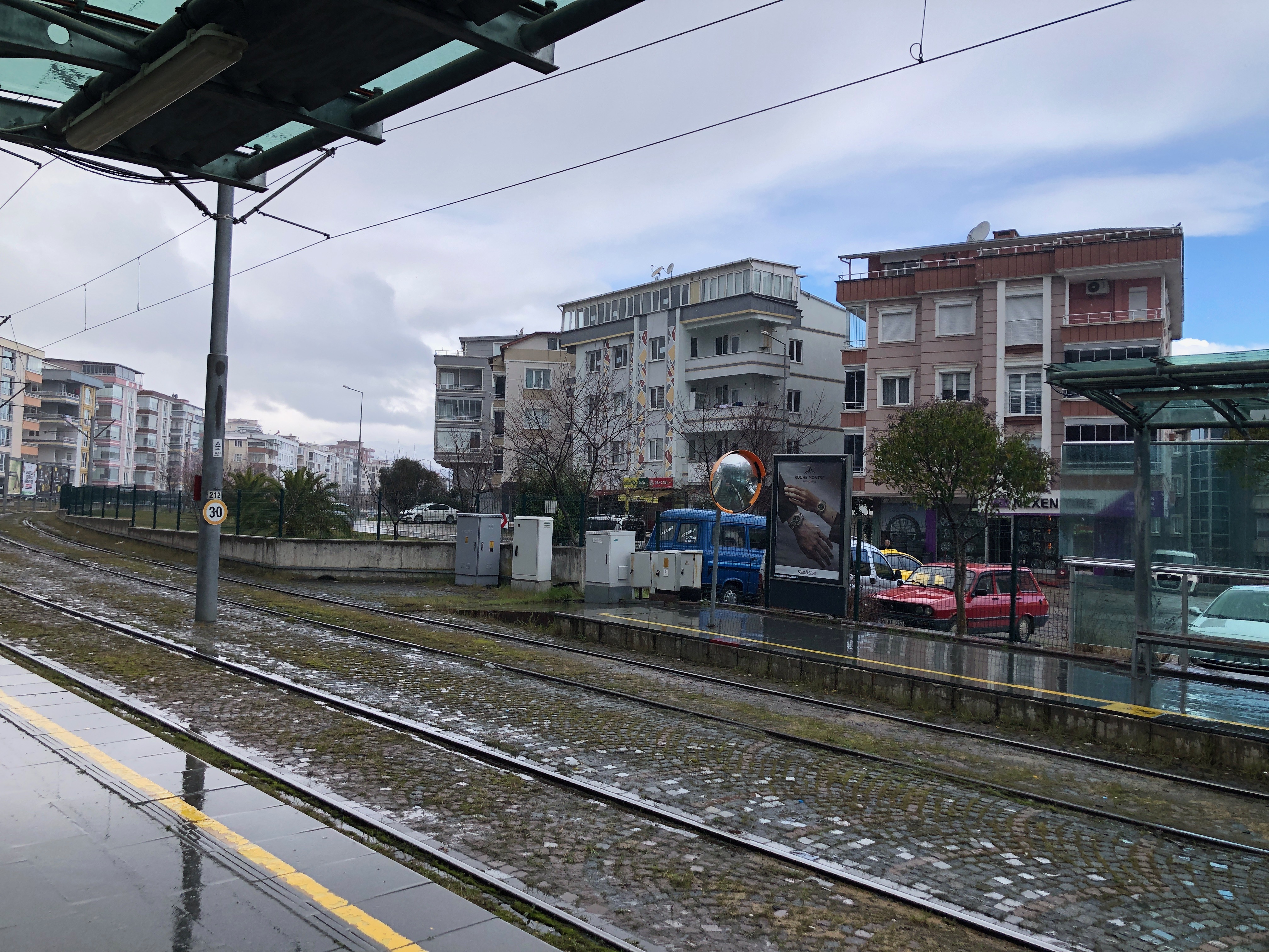 ESENEVLER TRAMWAY DURAĞI KARŞISI ARA KAT KİRALIK DAİRE
