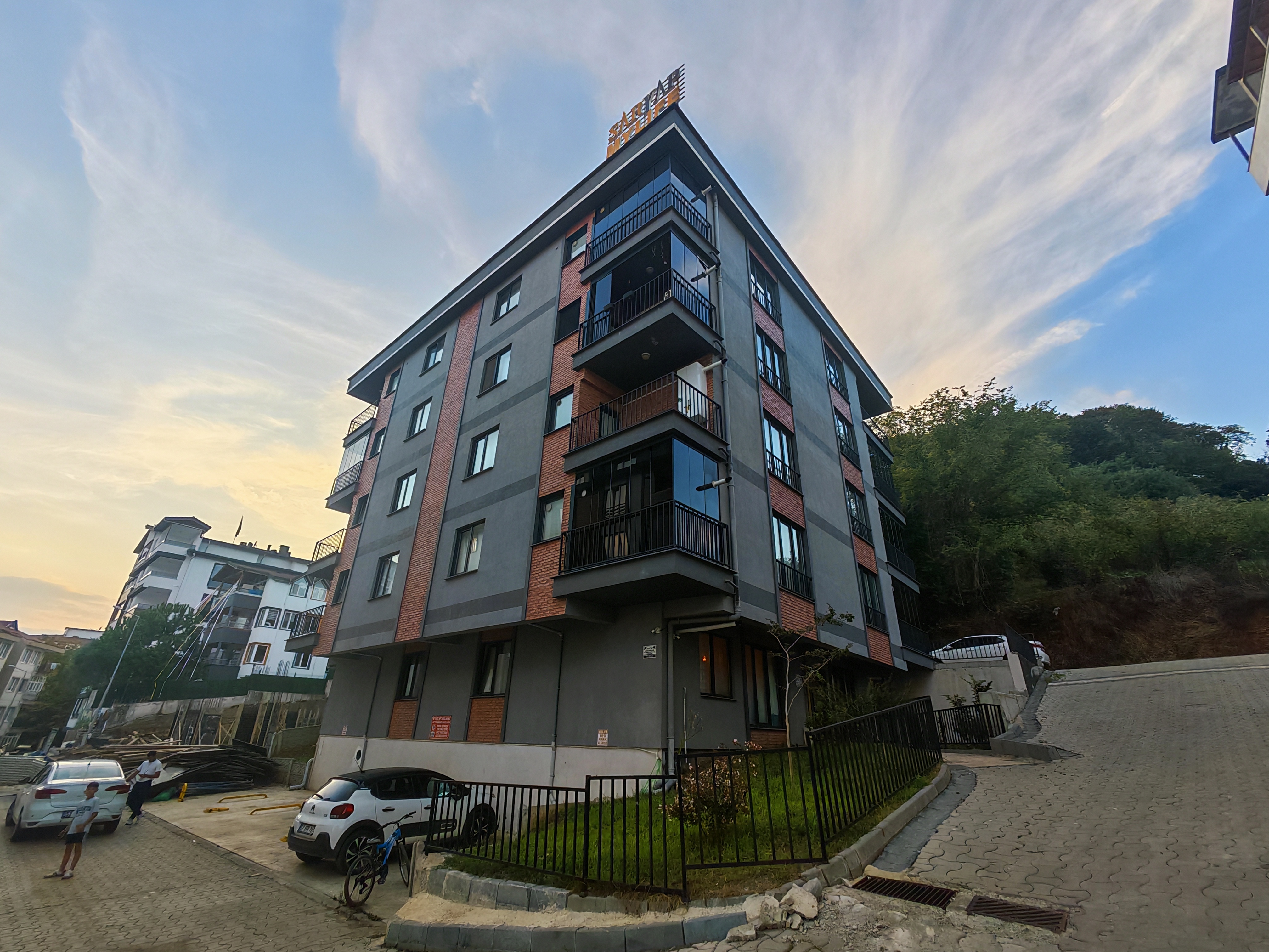 BURUNUCUNDA EŞYAŞI 1+1 LÜX DAİRE