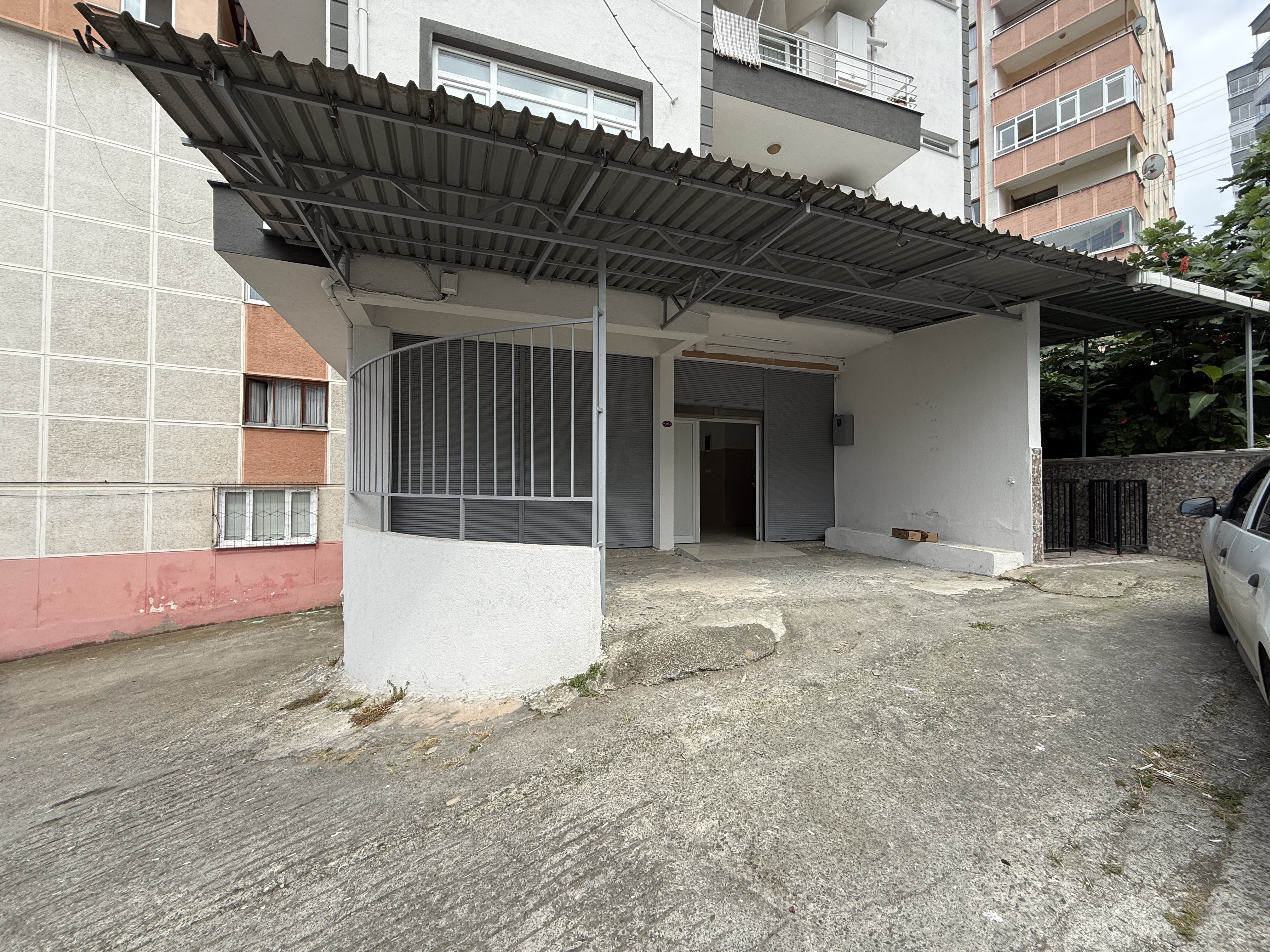 AYDINLIKEVLER DE KİRALIK 130 M2 DÜKKAN