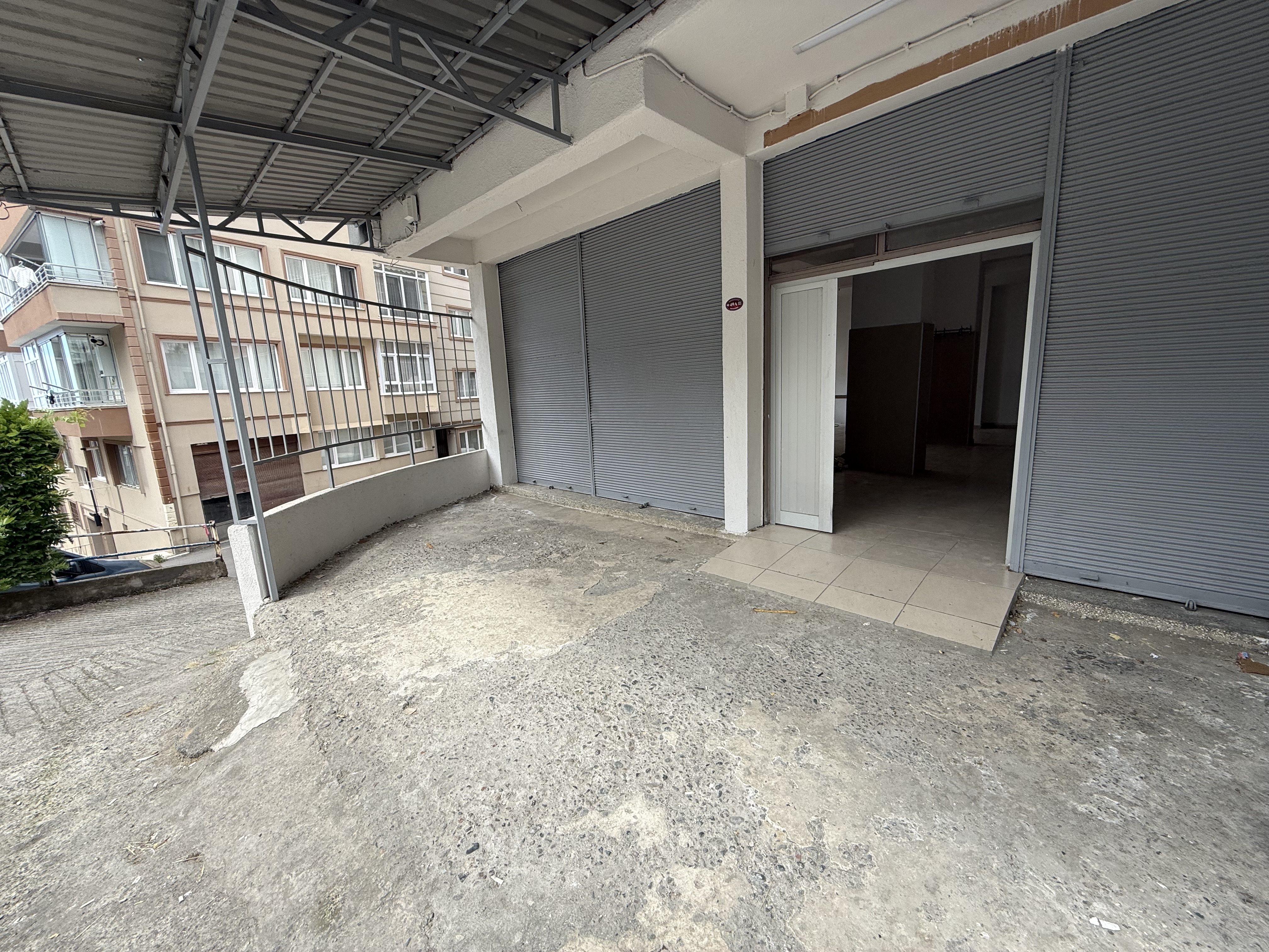 AYDINLIKEVLER DE KİRALIK 130 M2 DÜKKAN