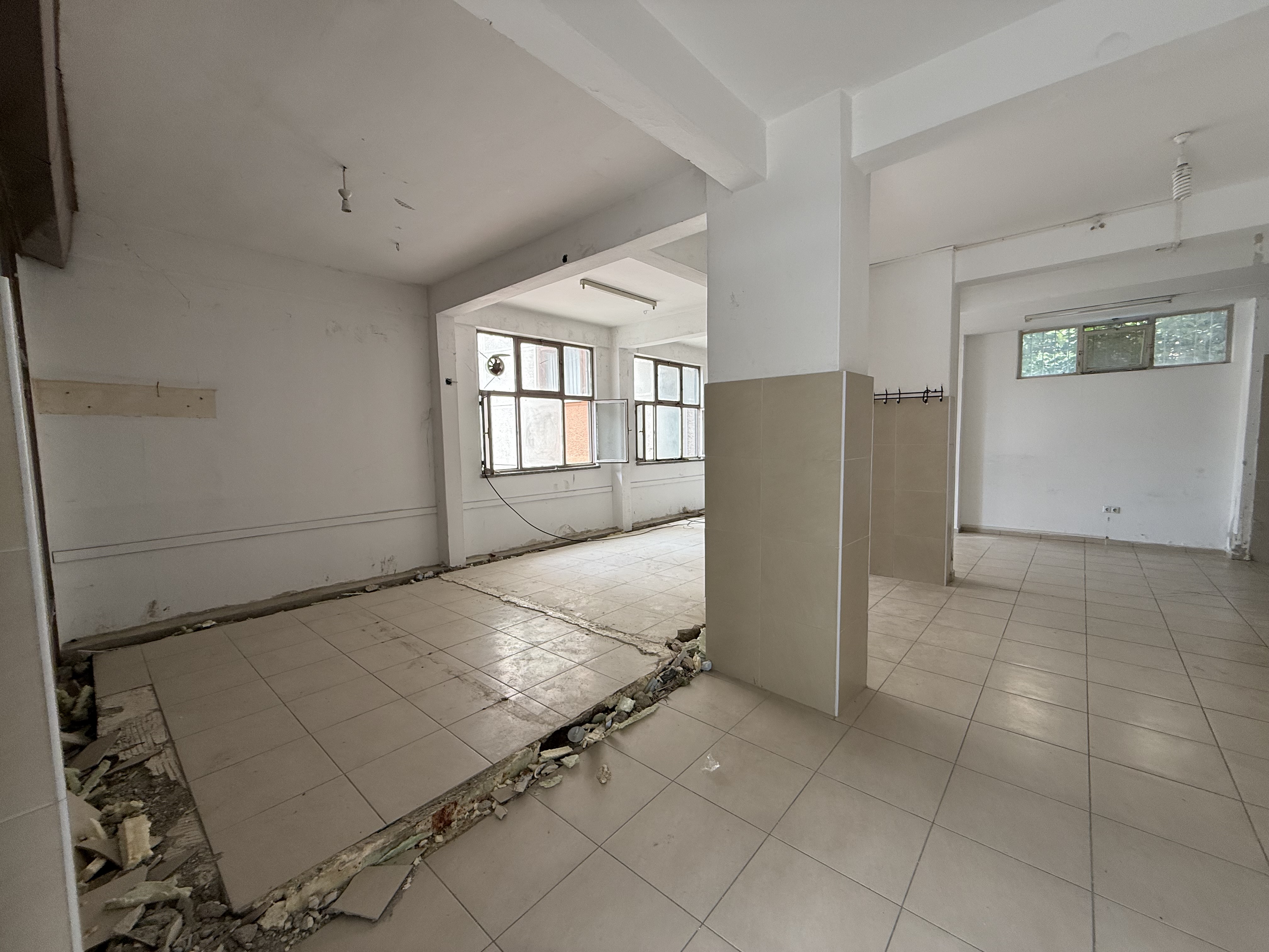 AYDINLIKEVLER DE KİRALIK 130 M2 DÜKKAN