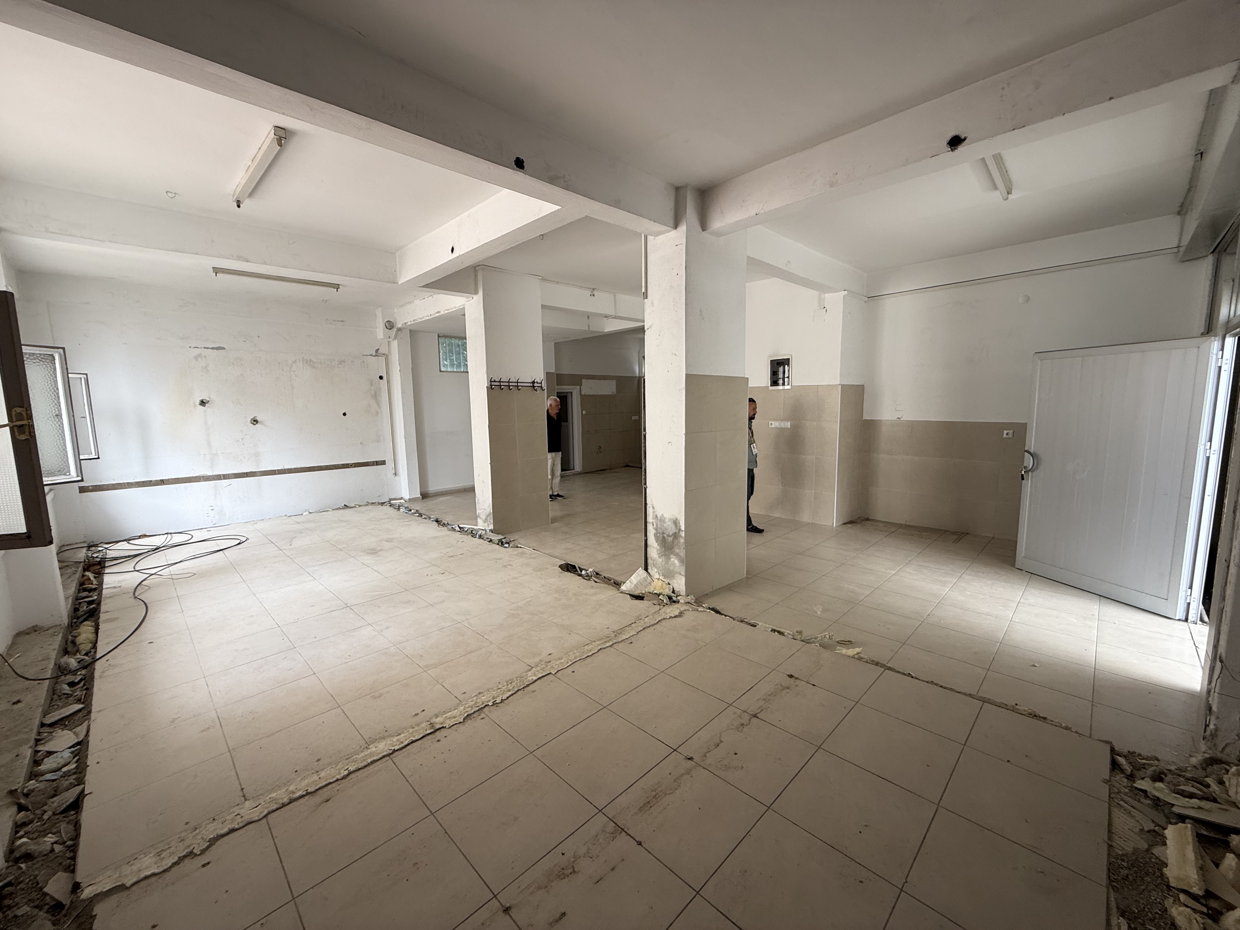 AYDINLIKEVLER DE KİRALIK 130 M2 DÜKKAN