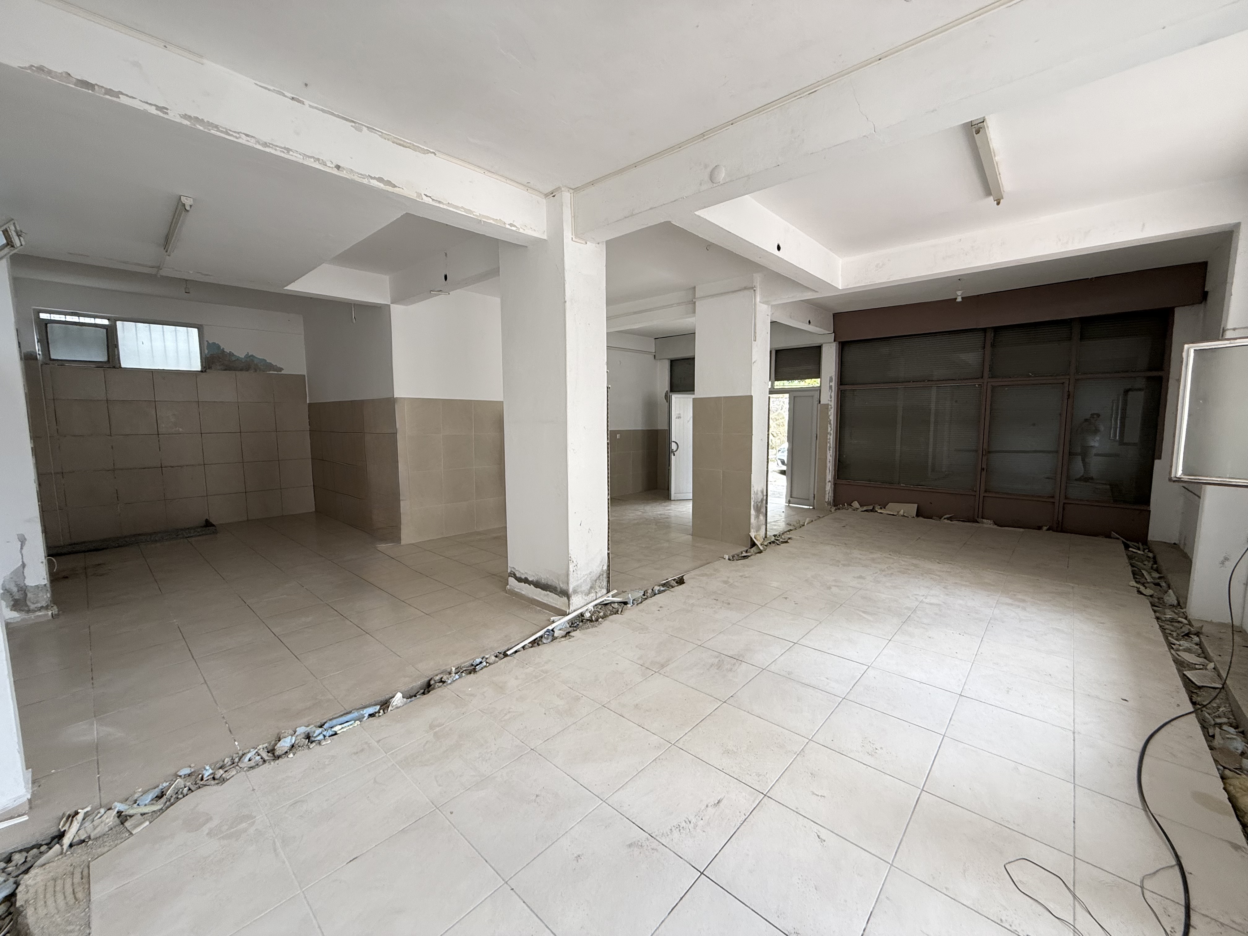 AYDINLIKEVLER DE KİRALIK 130 M2 DÜKKAN