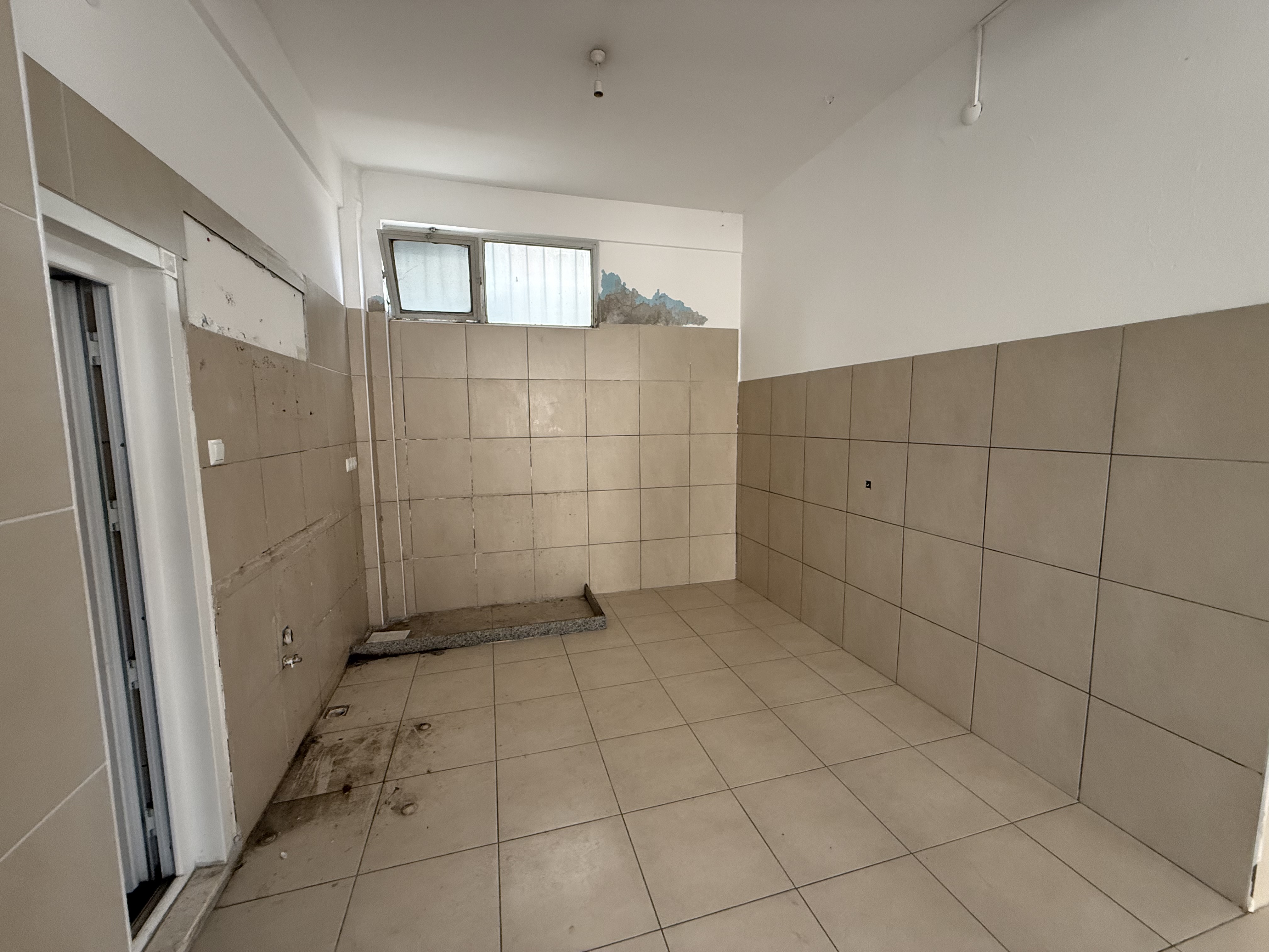 AYDINLIKEVLER DE KİRALIK 130 M2 DÜKKAN