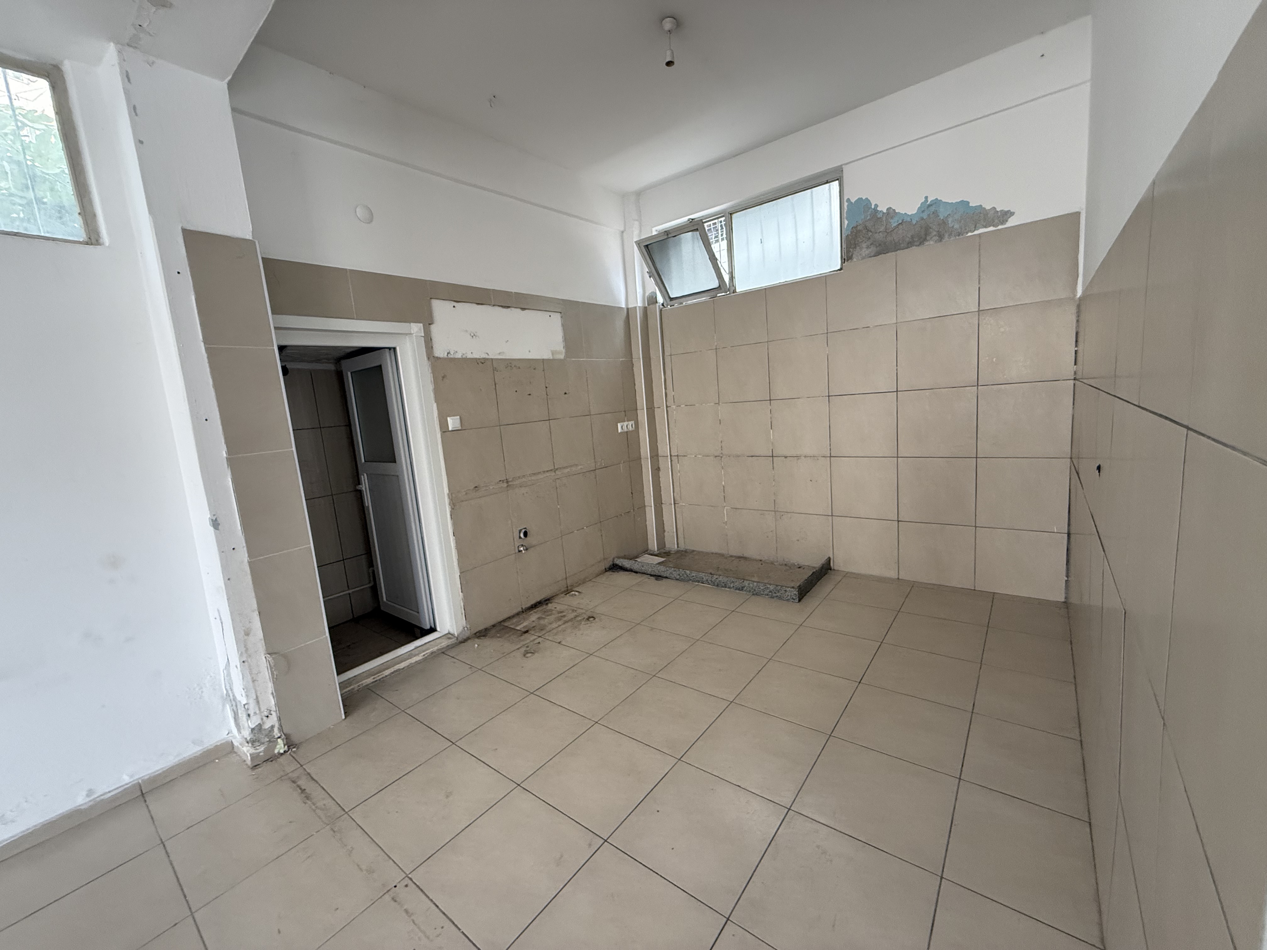 AYDINLIKEVLER DE KİRALIK 130 M2 DÜKKAN