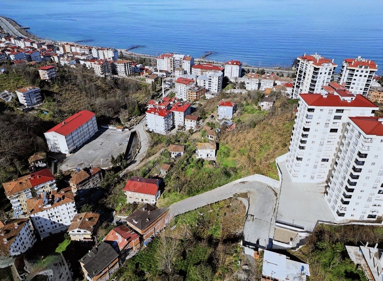 SÜRMENE DE SATILIK 7 KAT İMARLI 1095 M2 ARSA