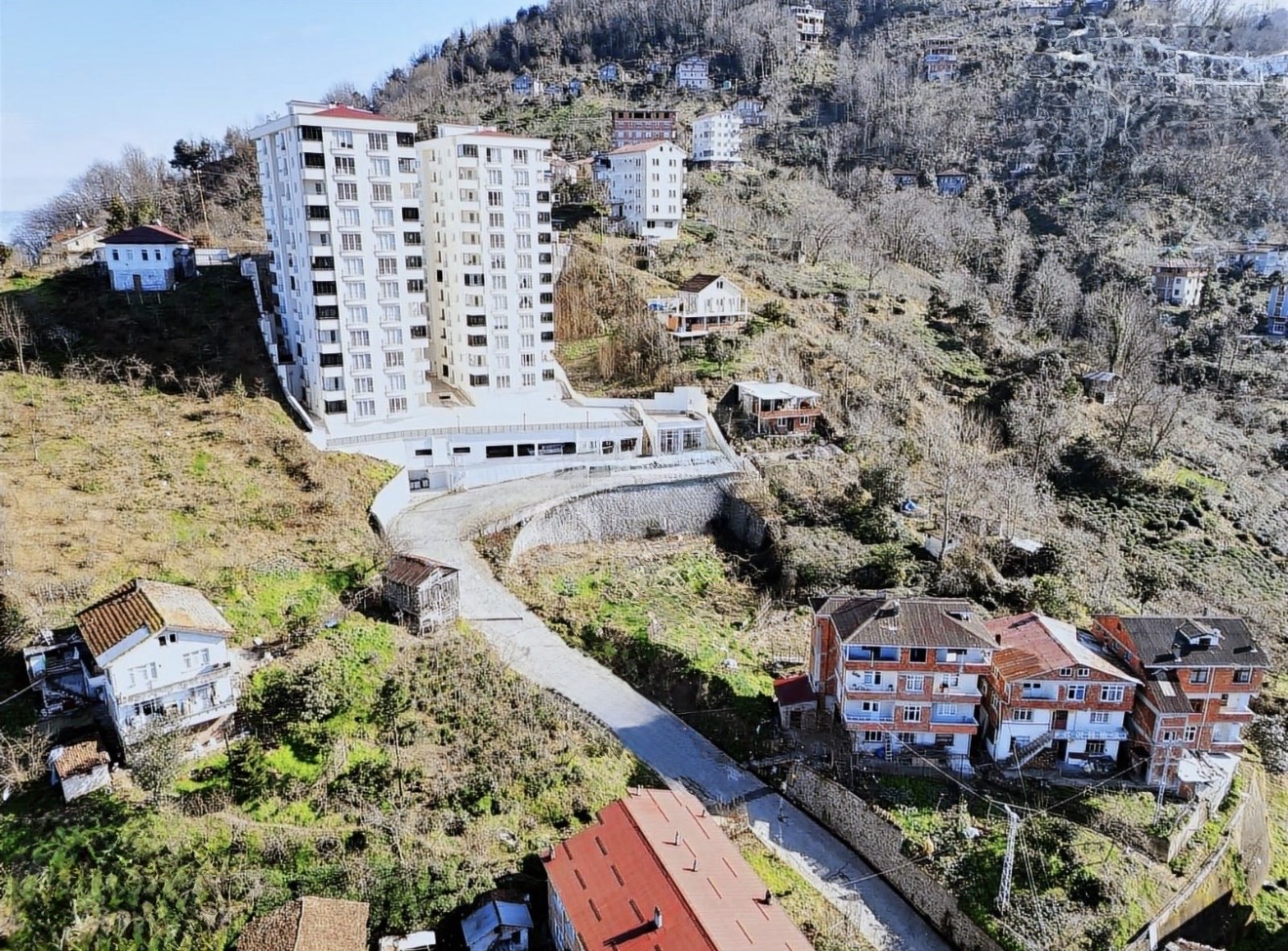 SÜRMENE DE SATILIK 7 KAT İMARLI 1095 M2 ARSA