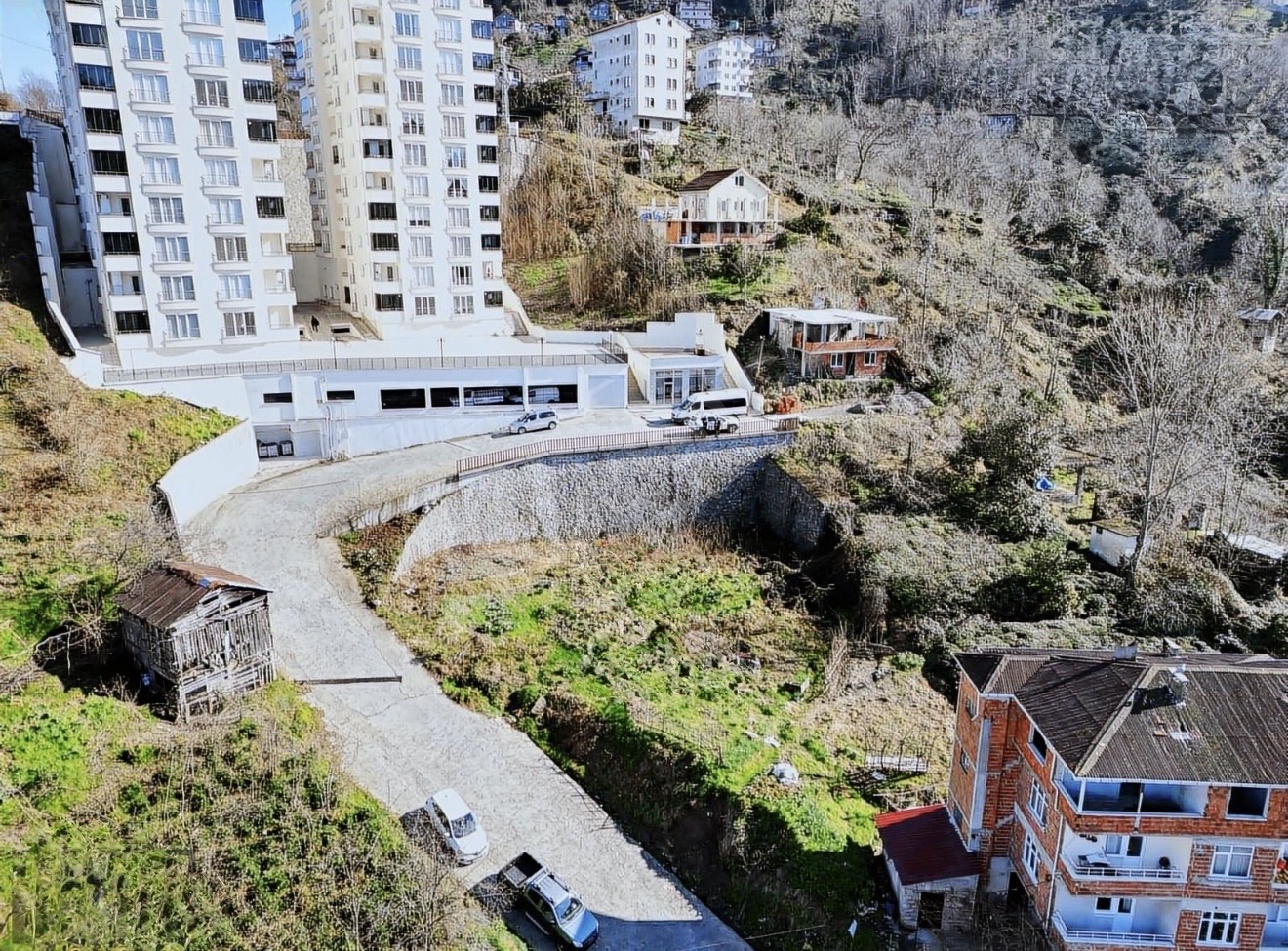 SÜRMENE DE SATILIK 7 KAT İMARLI 1095 M2 ARSA