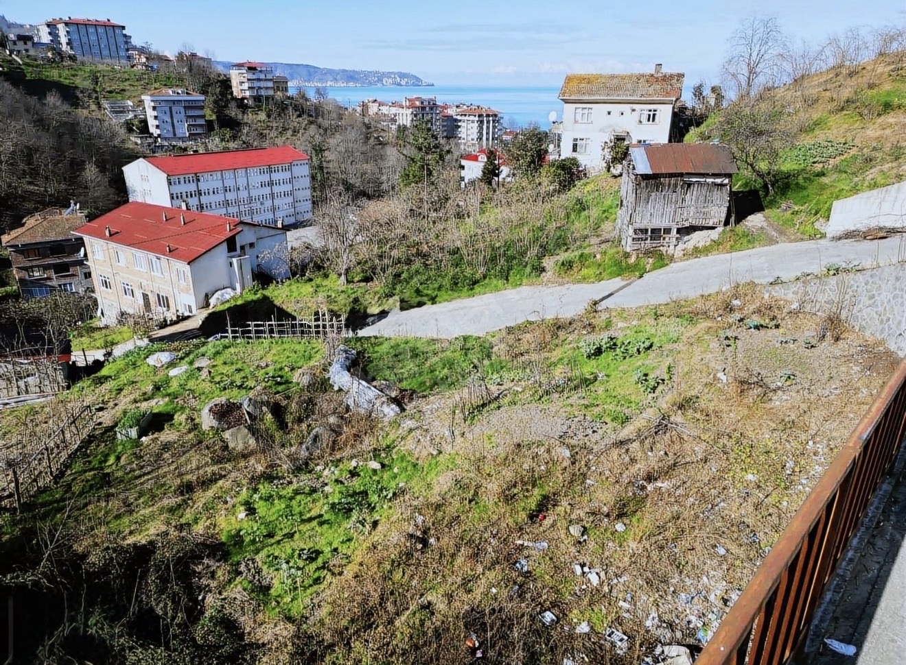 SÜRMENE DE SATILIK 7 KAT İMARLI 1095 M2 ARSA