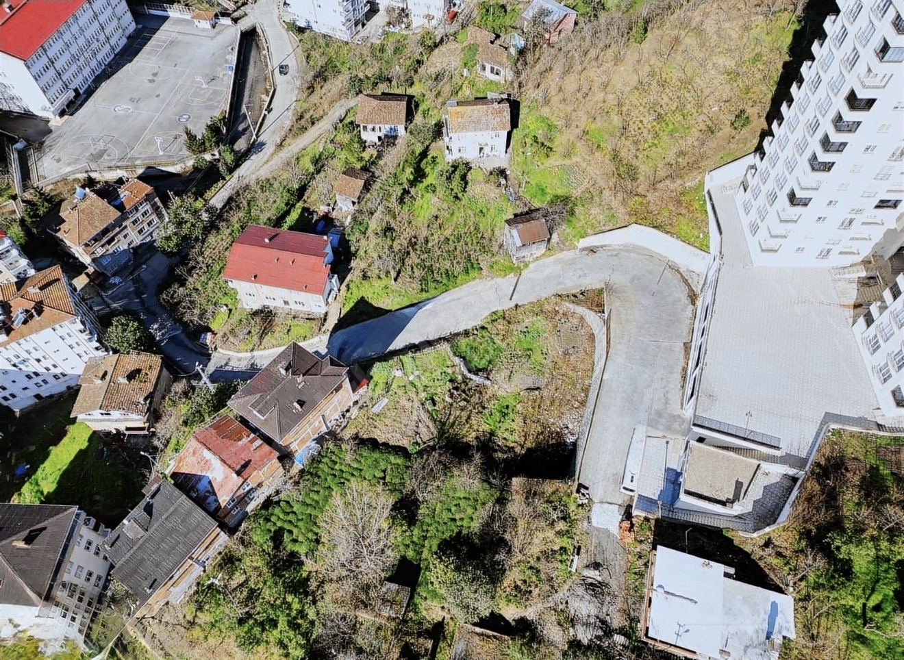 SÜRMENE DE SATILIK 7 KAT İMARLI 1095 M2 ARSA