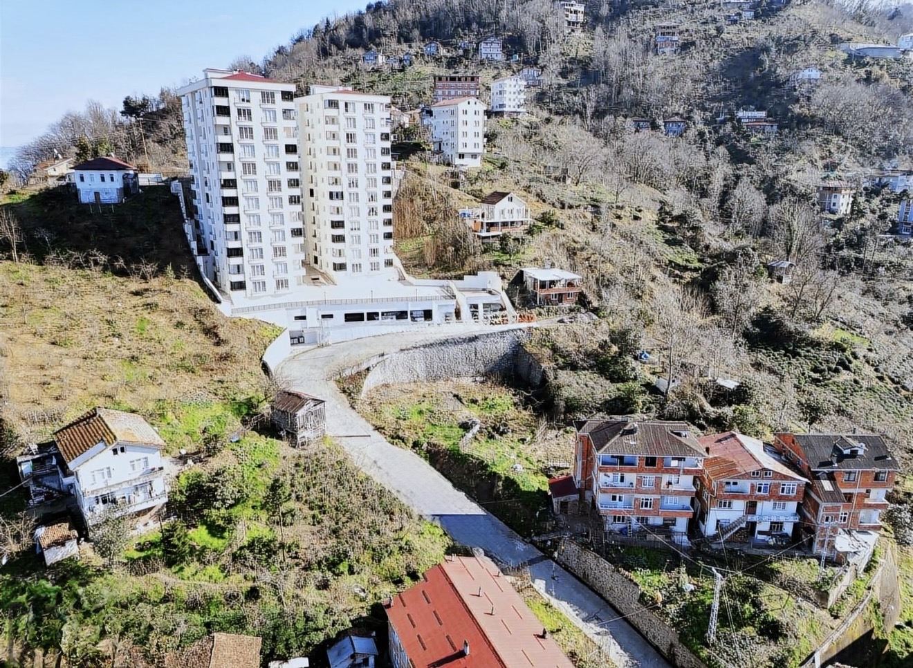 SÜRMENE DE SATILIK 7 KAT İMARLI 1095 M2 ARSA