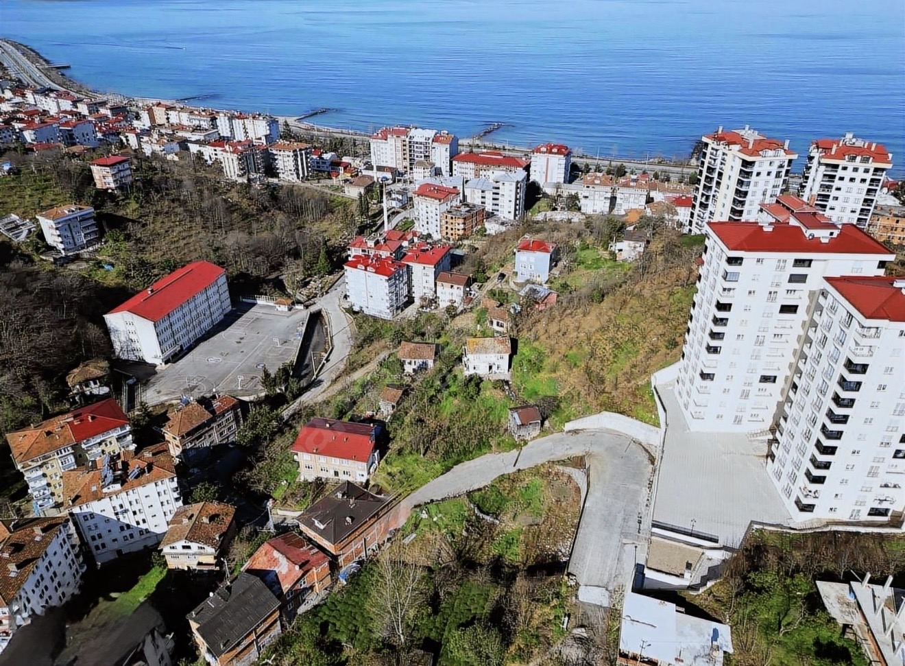 SÜRMENE DE SATILIK 7 KAT İMARLI 1095 M2 ARSA