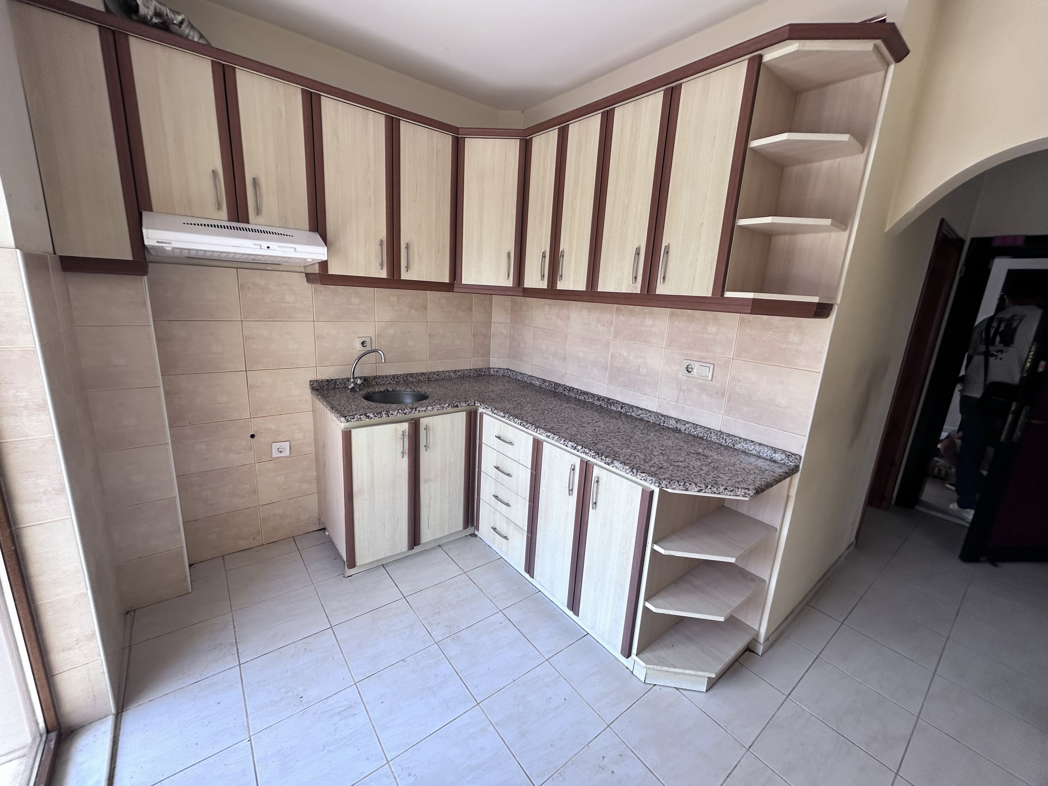 MARMARİS ARMUTALAN'DA SAHİLE 950MT.2+1 AYRI MUTFAK SATILIK DAİRE