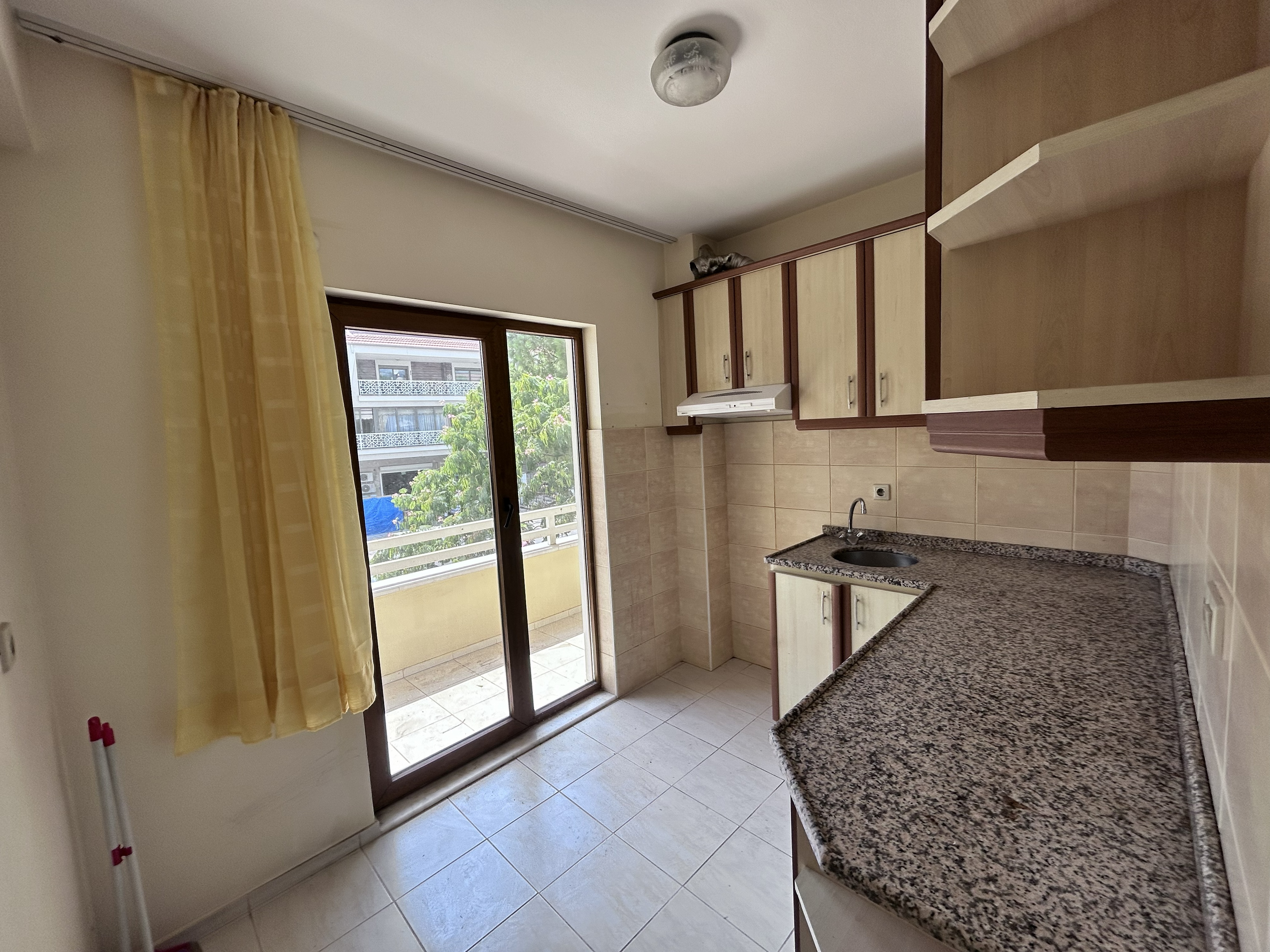 MARMARİS ARMUTALAN'DA SAHİLE 950MT.2+1 AYRI MUTFAK SATILIK DAİRE