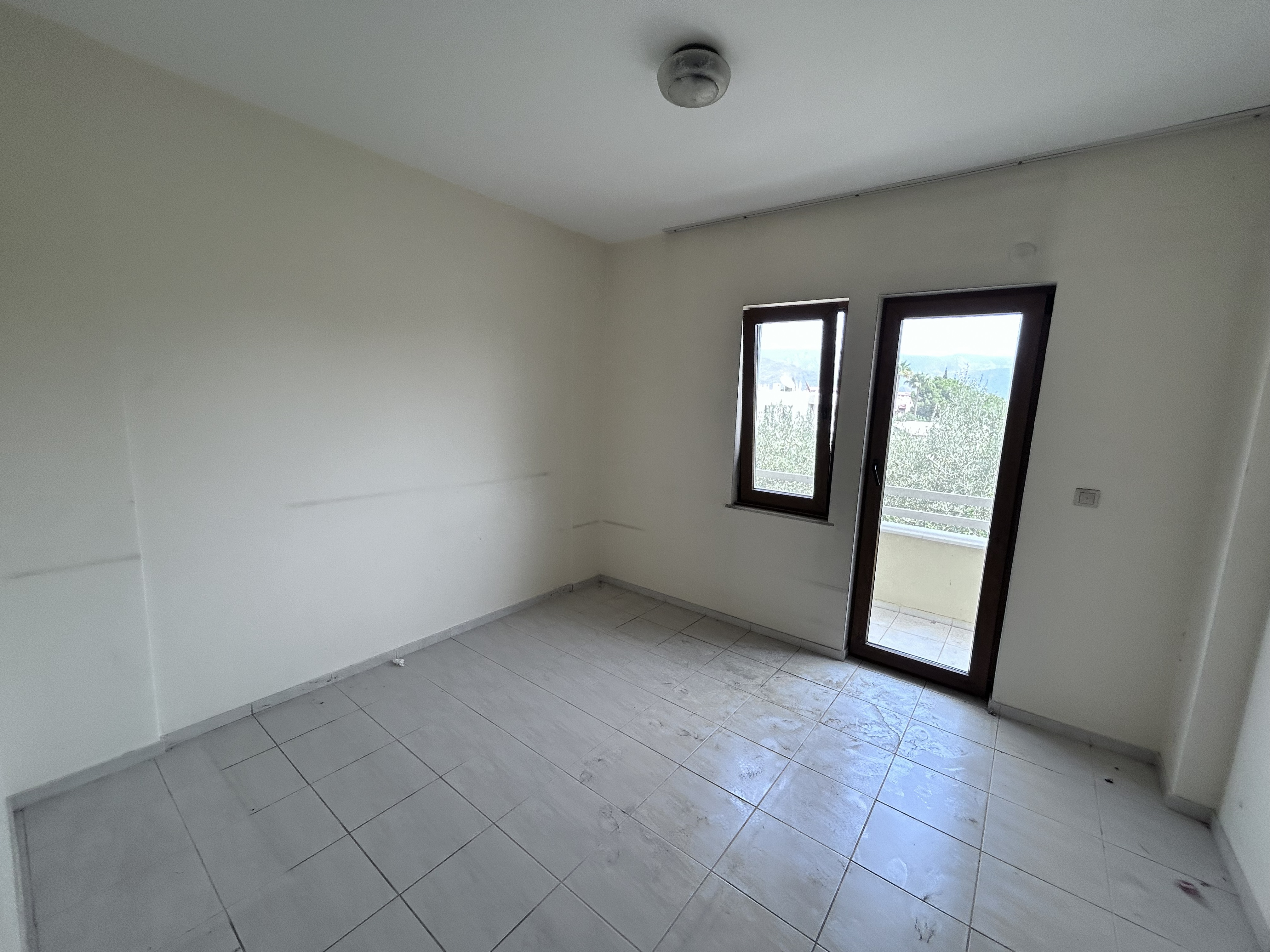 MARMARİS ARMUTALAN'DA SAHİLE 950MT.2+1 AYRI MUTFAK SATILIK DAİRE
