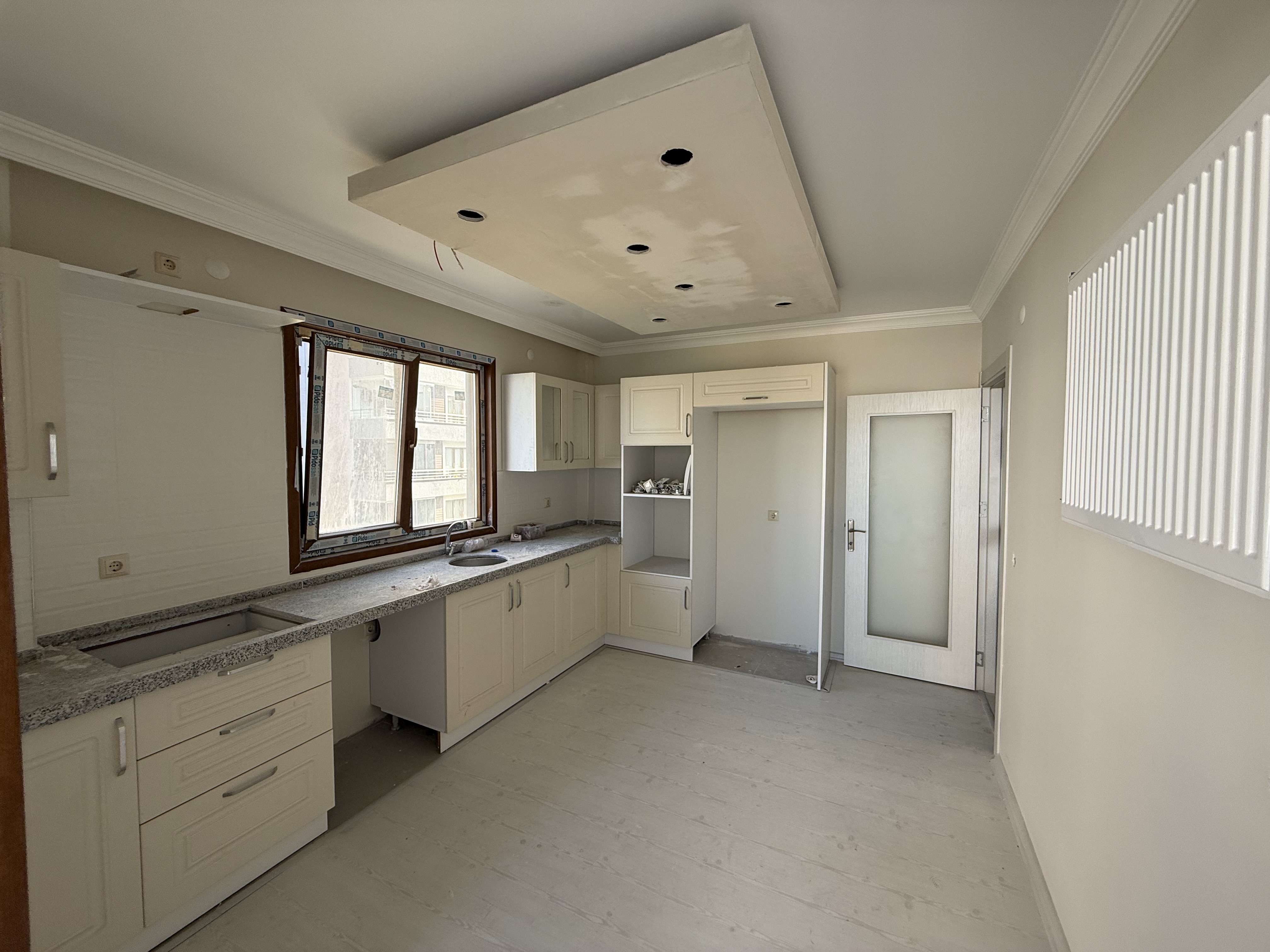 AYTAŞI KONUTLARIN DA 4. KAT HAVUZLU LÜKS SIFIR DAİRE