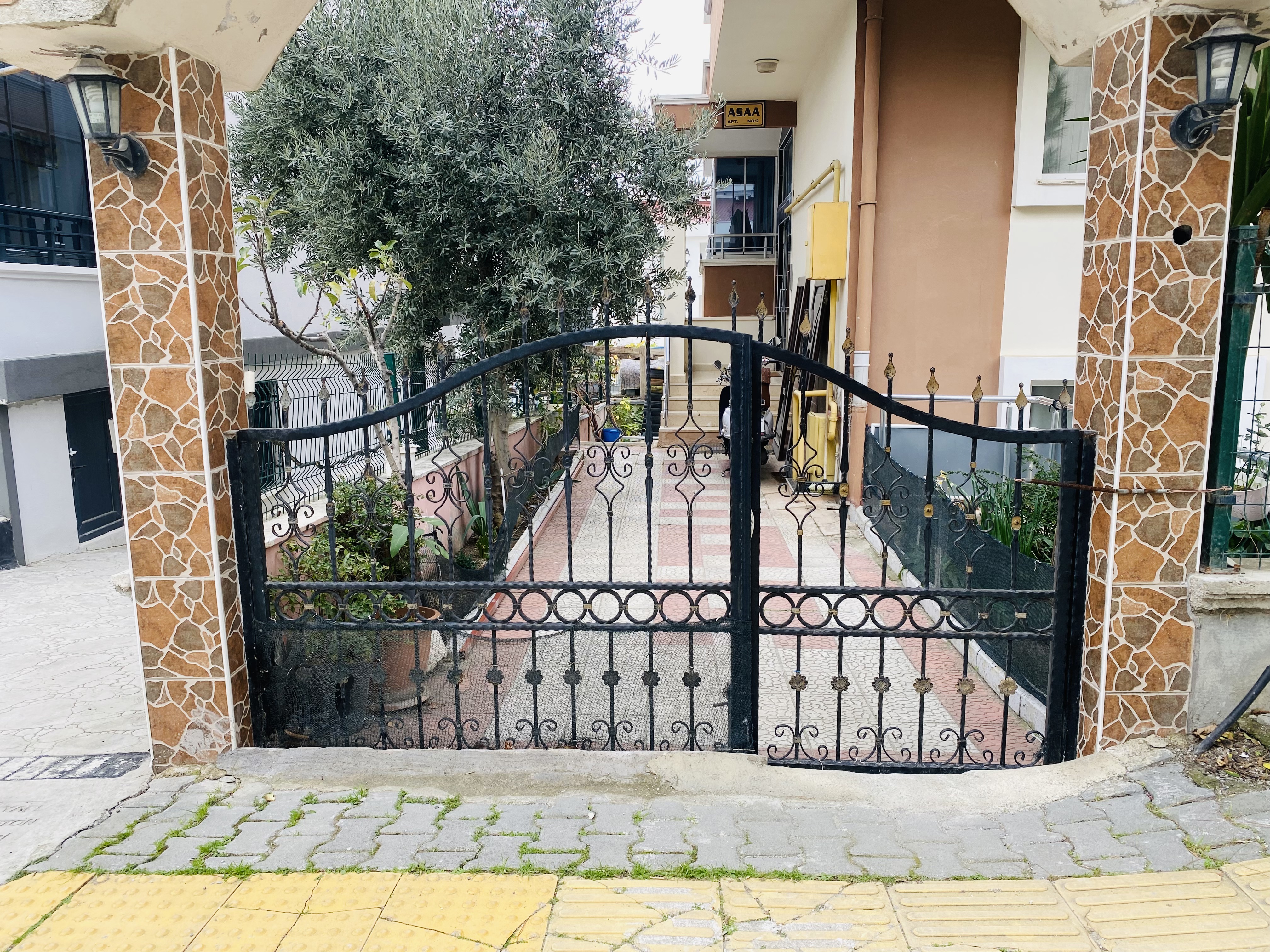 ESENEVLER'DE MERKEZİ LOKASYONDA KİRALIK 4+1