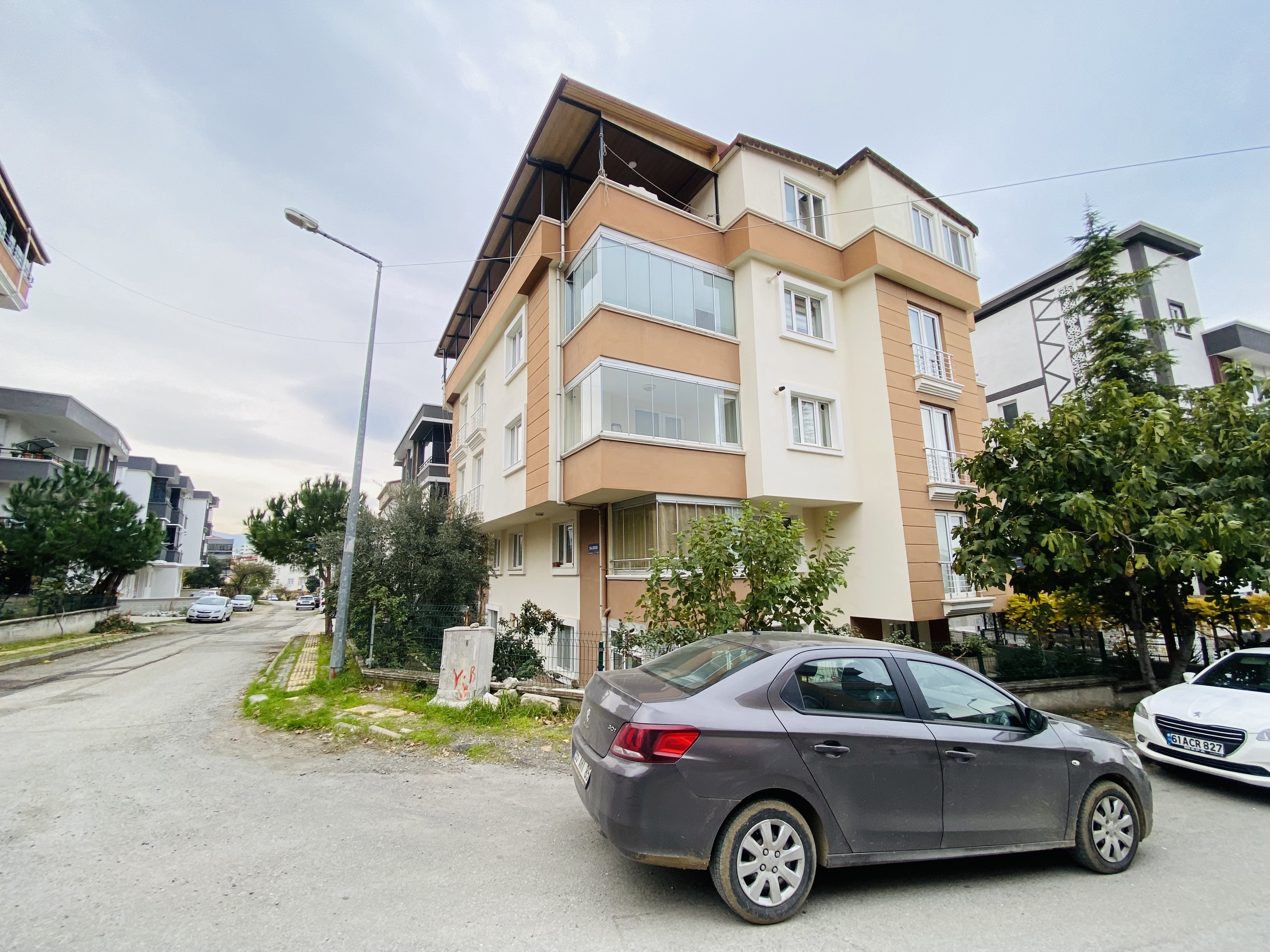 ESENEVLER'DE MERKEZİ LOKASYONDA KİRALIK 4+1