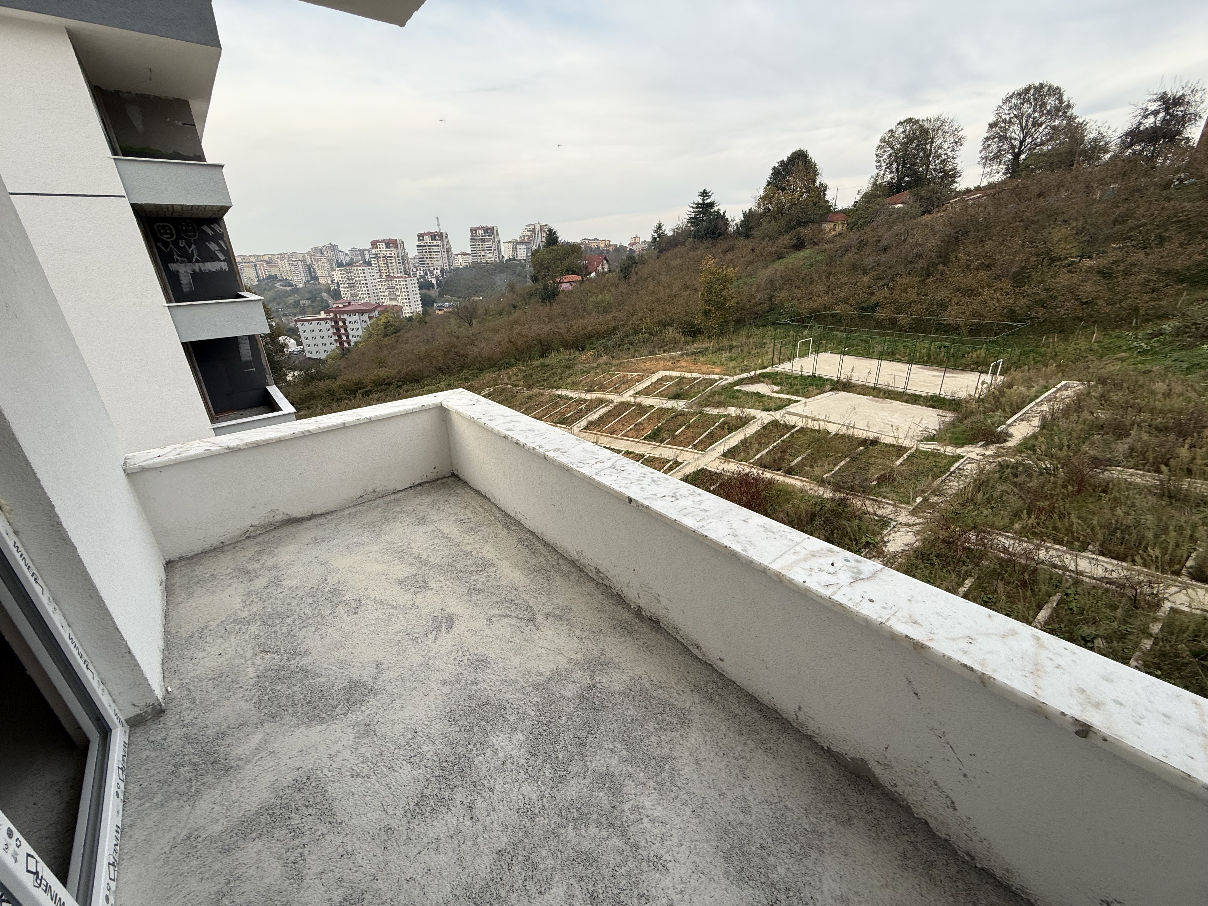 ÇUKURÇAYIR DA LÜKS SİTE DE SATILIK 3+1 SIFIR DAİRE