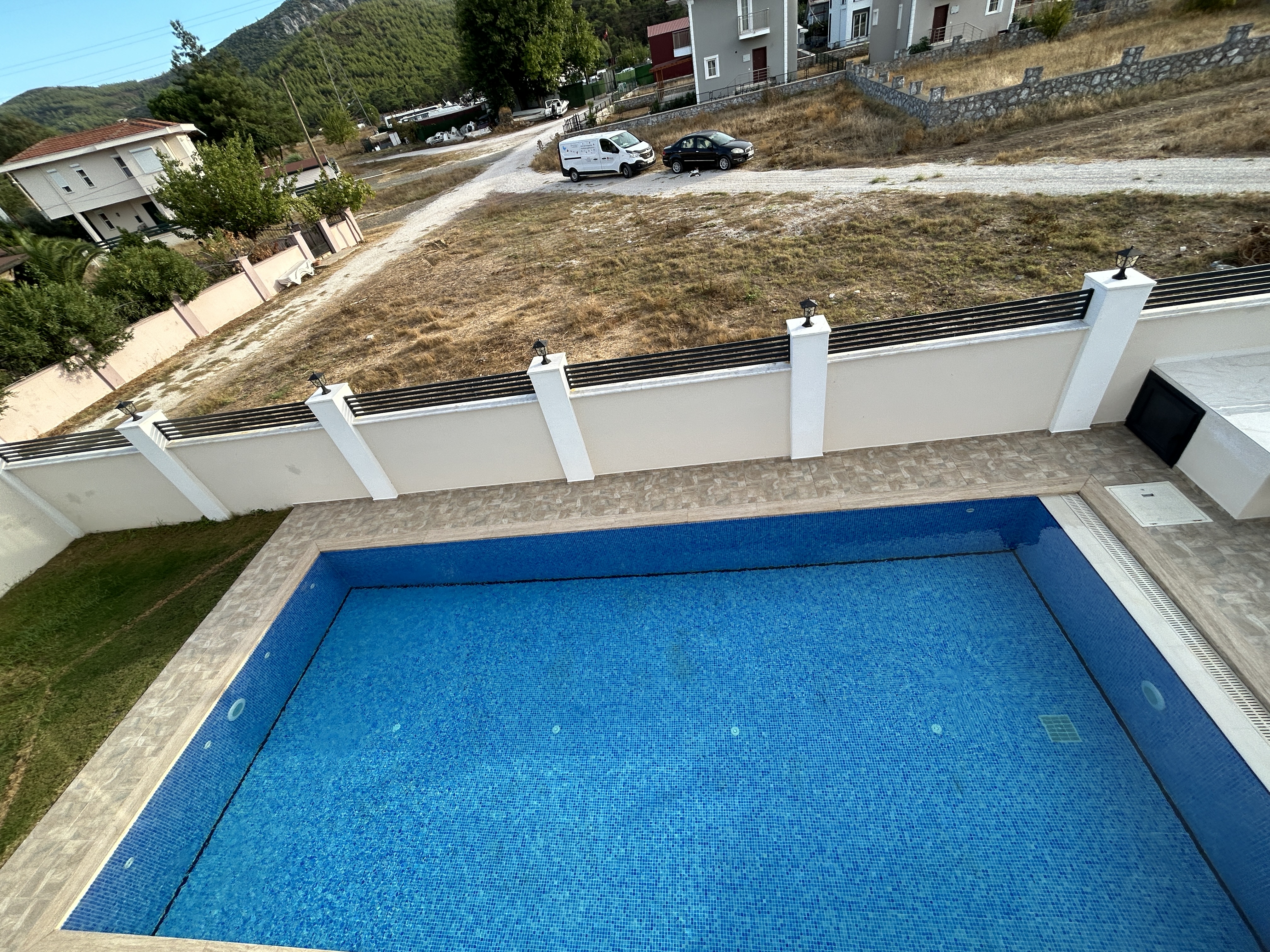 MARMARİS DEĞİRMENYANINDA, 441M2 ARSA İÇİNDE,  ÖZEL OTOPARKLI,  HAVUZLU TAM MÜSTAKİL 4+1 VİLLA