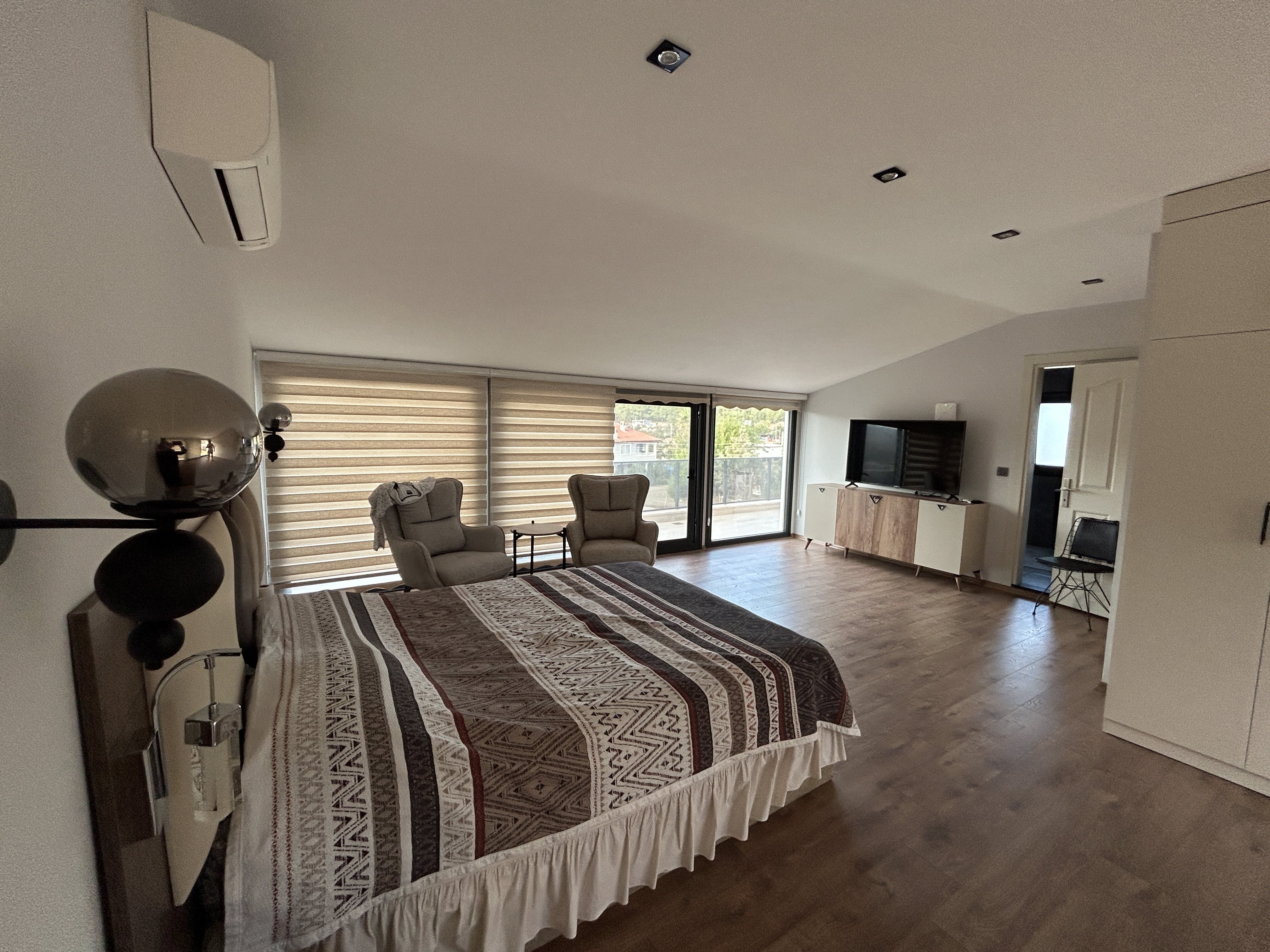 MARMARİS DEĞİRMENYANINDA, 441M2 ARSA İÇİNDE,  ÖZEL OTOPARKLI,  HAVUZLU TAM MÜSTAKİL 4+1 VİLLA