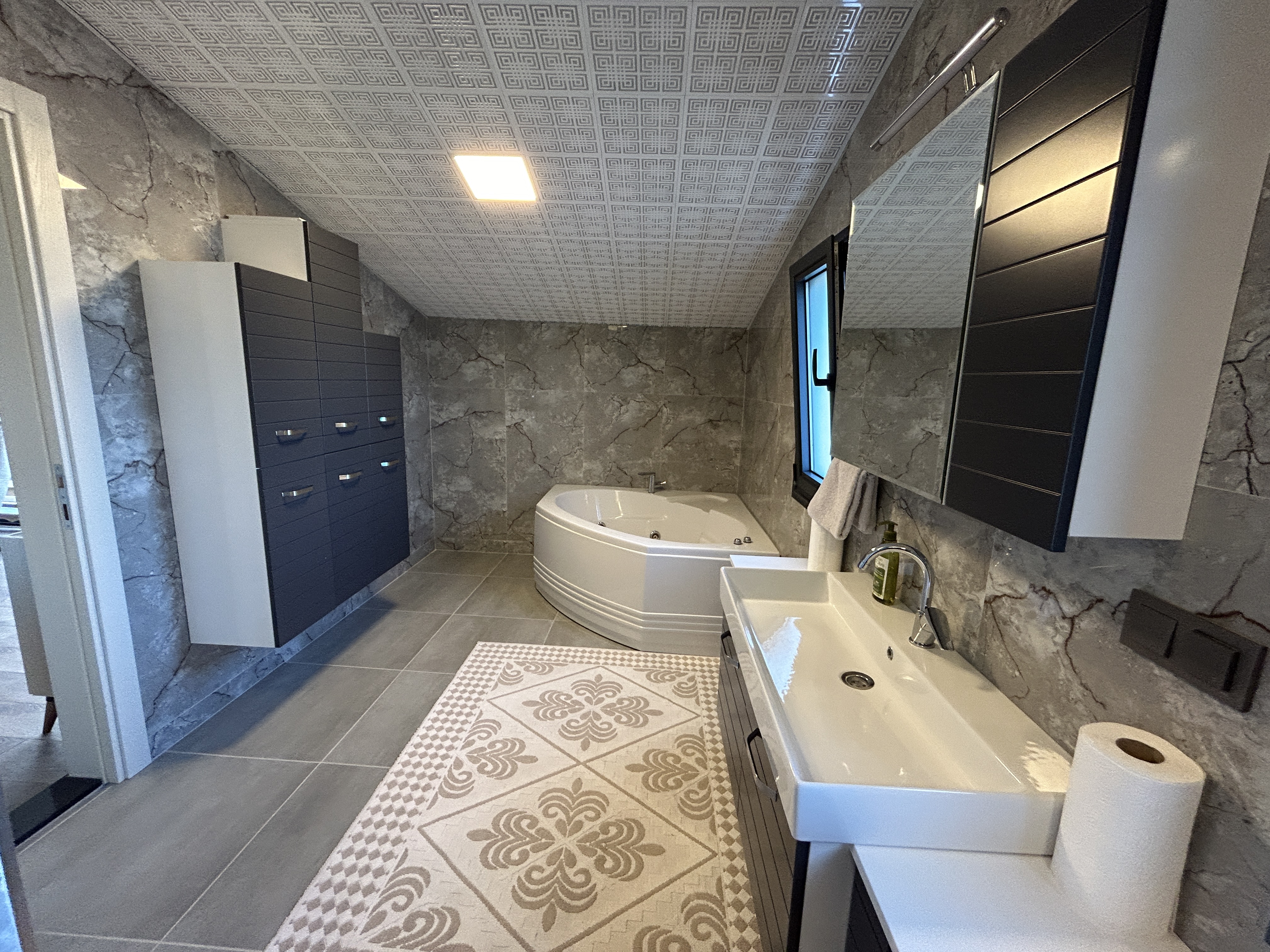 MARMARİS DEĞİRMENYANINDA, 441M2 ARSA İÇİNDE,  ÖZEL OTOPARKLI,  HAVUZLU TAM MÜSTAKİL 4+1 VİLLA