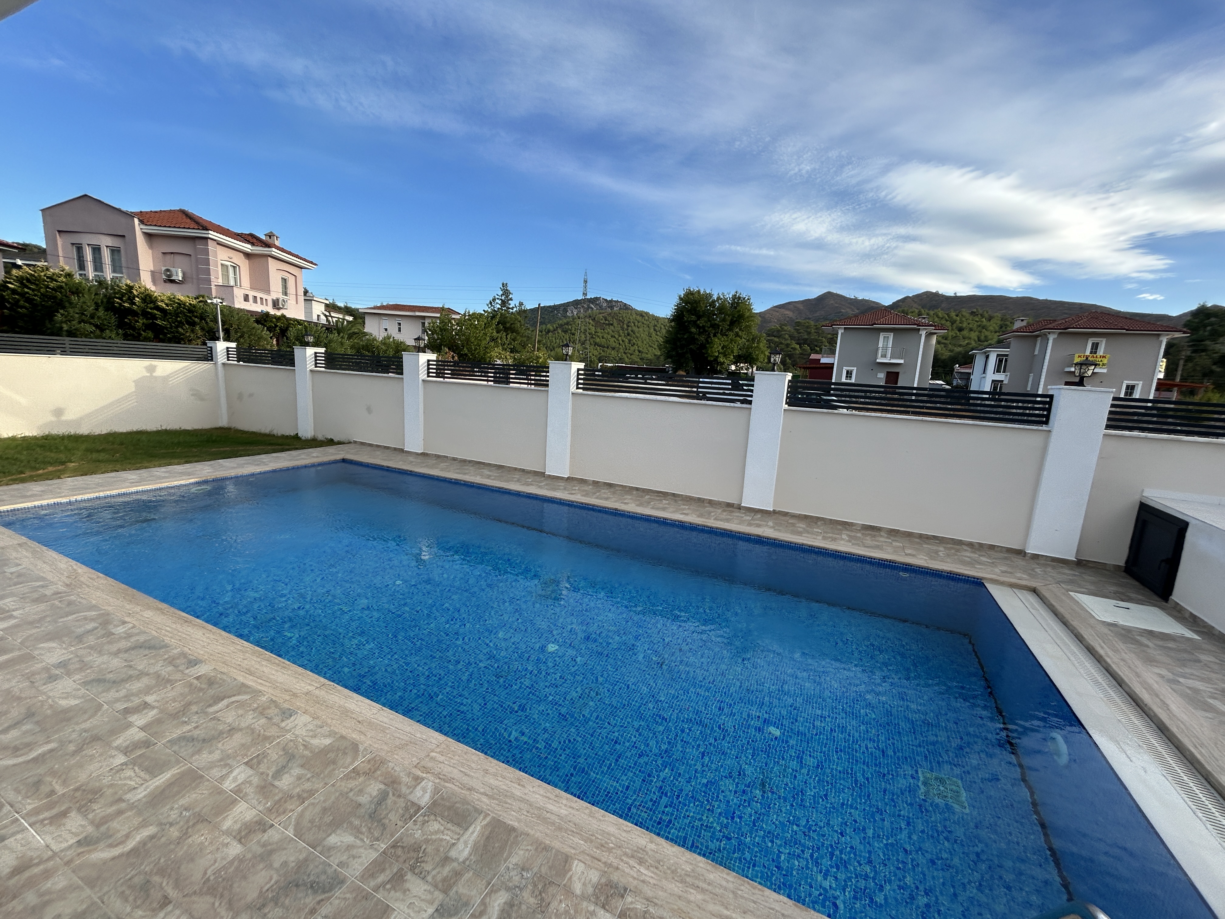 MARMARİS DEĞİRMENYANINDA, 441M2 ARSA İÇİNDE,  ÖZEL OTOPARKLI,  HAVUZLU TAM MÜSTAKİL 4+1 VİLLA