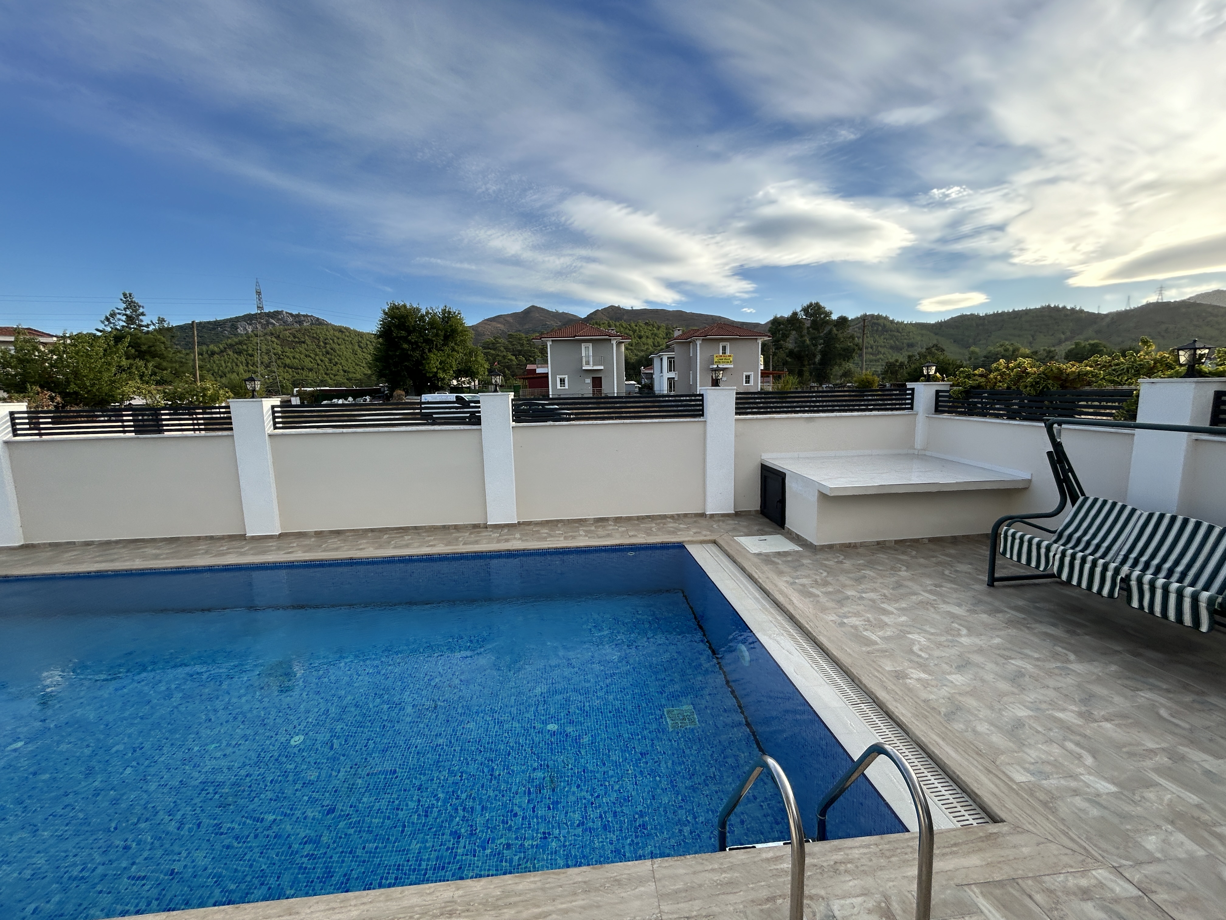 MARMARİS DEĞİRMENYANINDA, 441M2 ARSA İÇİNDE,  ÖZEL OTOPARKLI,  HAVUZLU TAM MÜSTAKİL 4+1 VİLLA