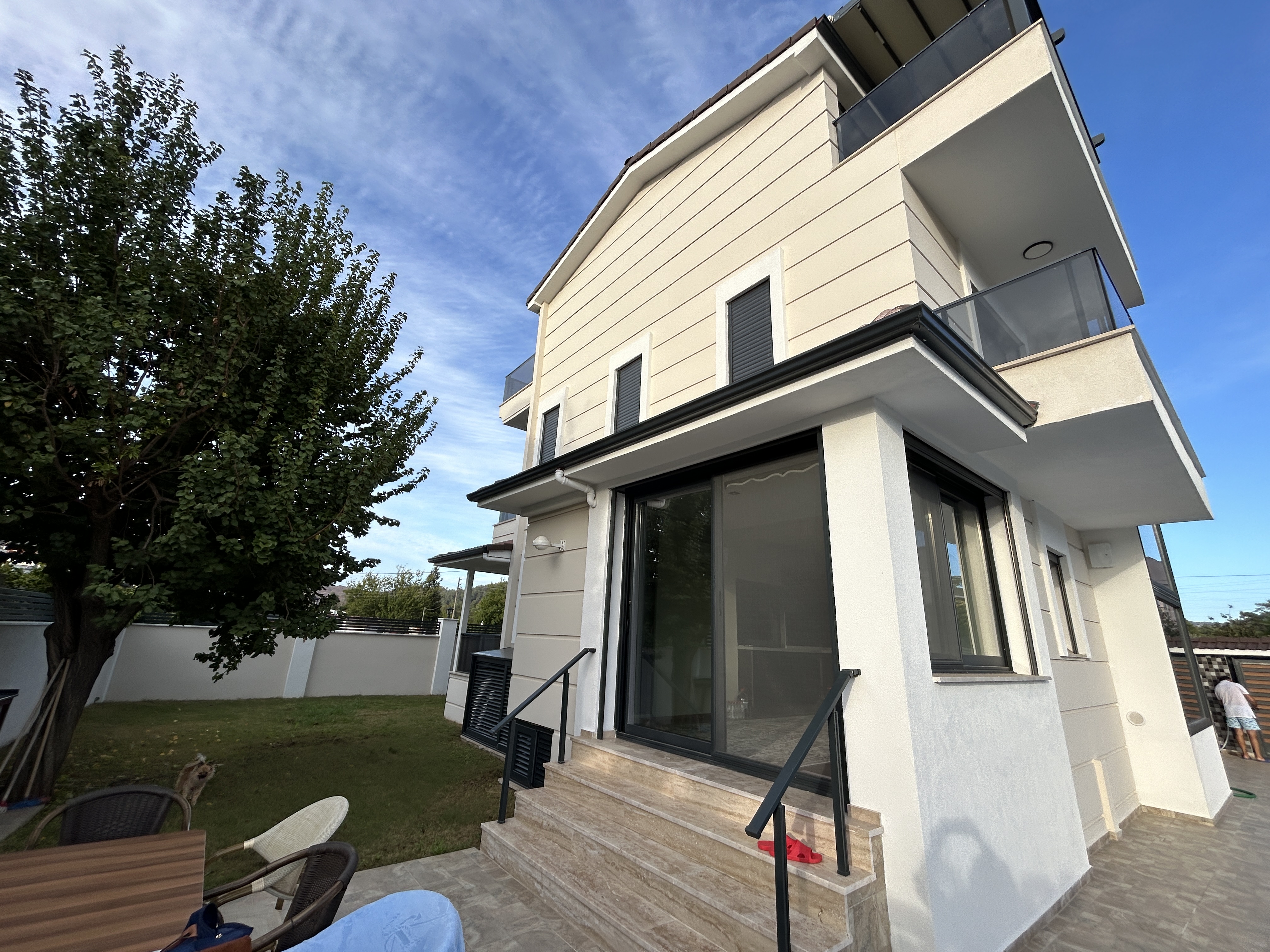 MARMARİS DEĞİRMENYANINDA, 441M2 ARSA İÇİNDE,  ÖZEL OTOPARKLI,  HAVUZLU TAM MÜSTAKİL 4+1 VİLLA