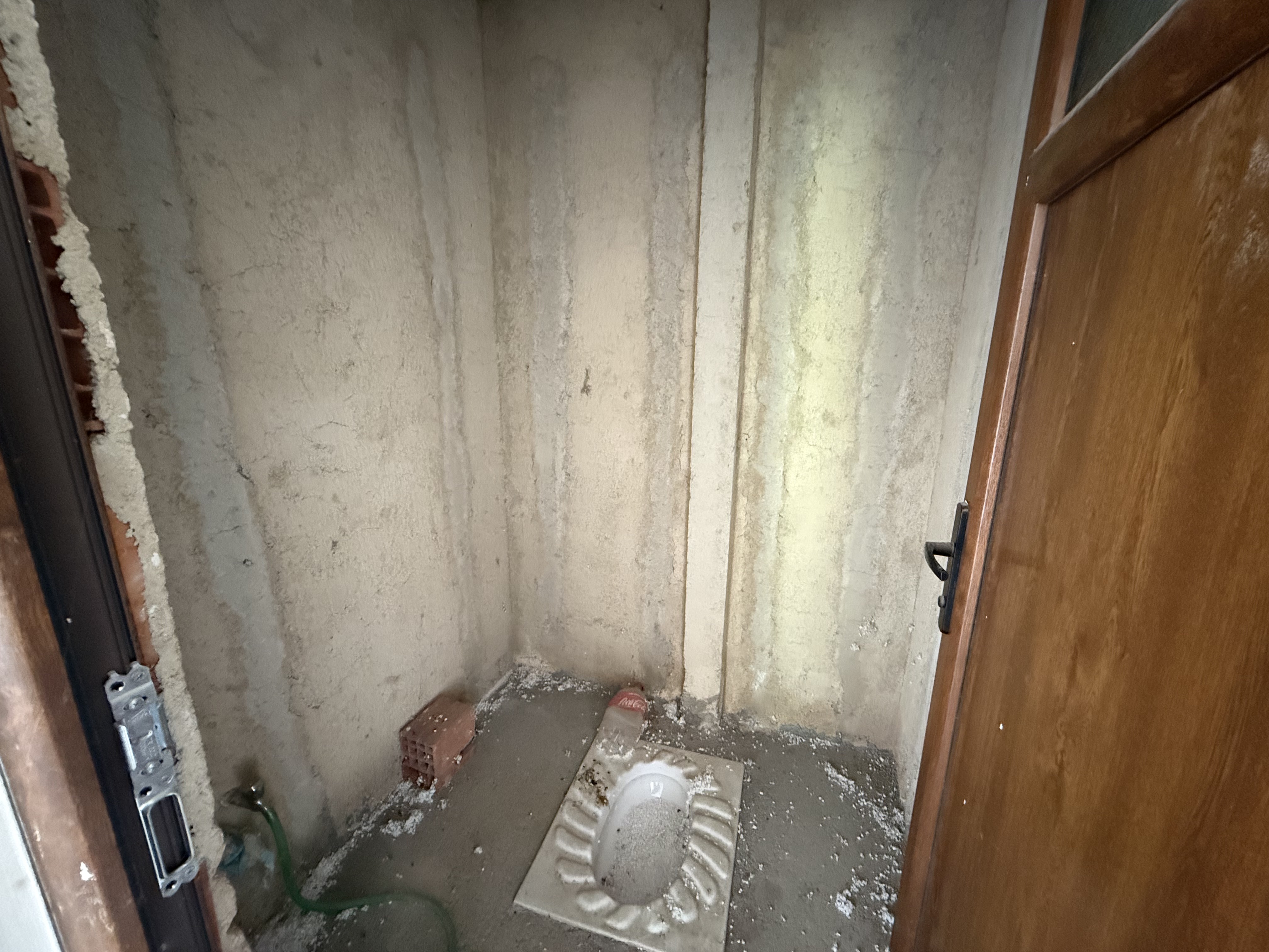 CANİK DEMİRCİ'DE 1 DÖNÜM ÜZERİNDE 2 KATLI MÜSTAKİL EV