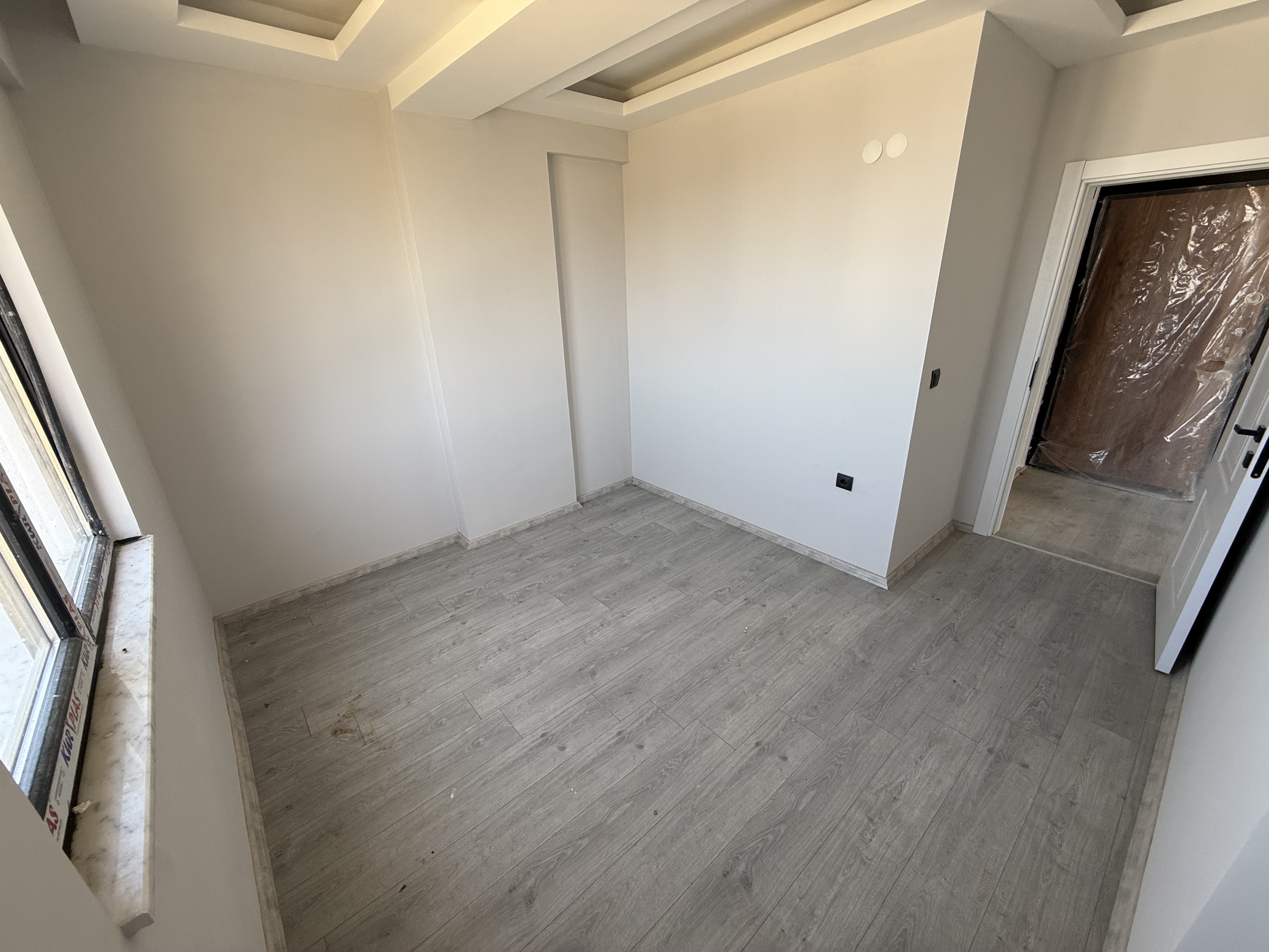 TOPLU KONUT BULVARINA CEPHE 1+1 YERDEN ISITMALI DAİRELER