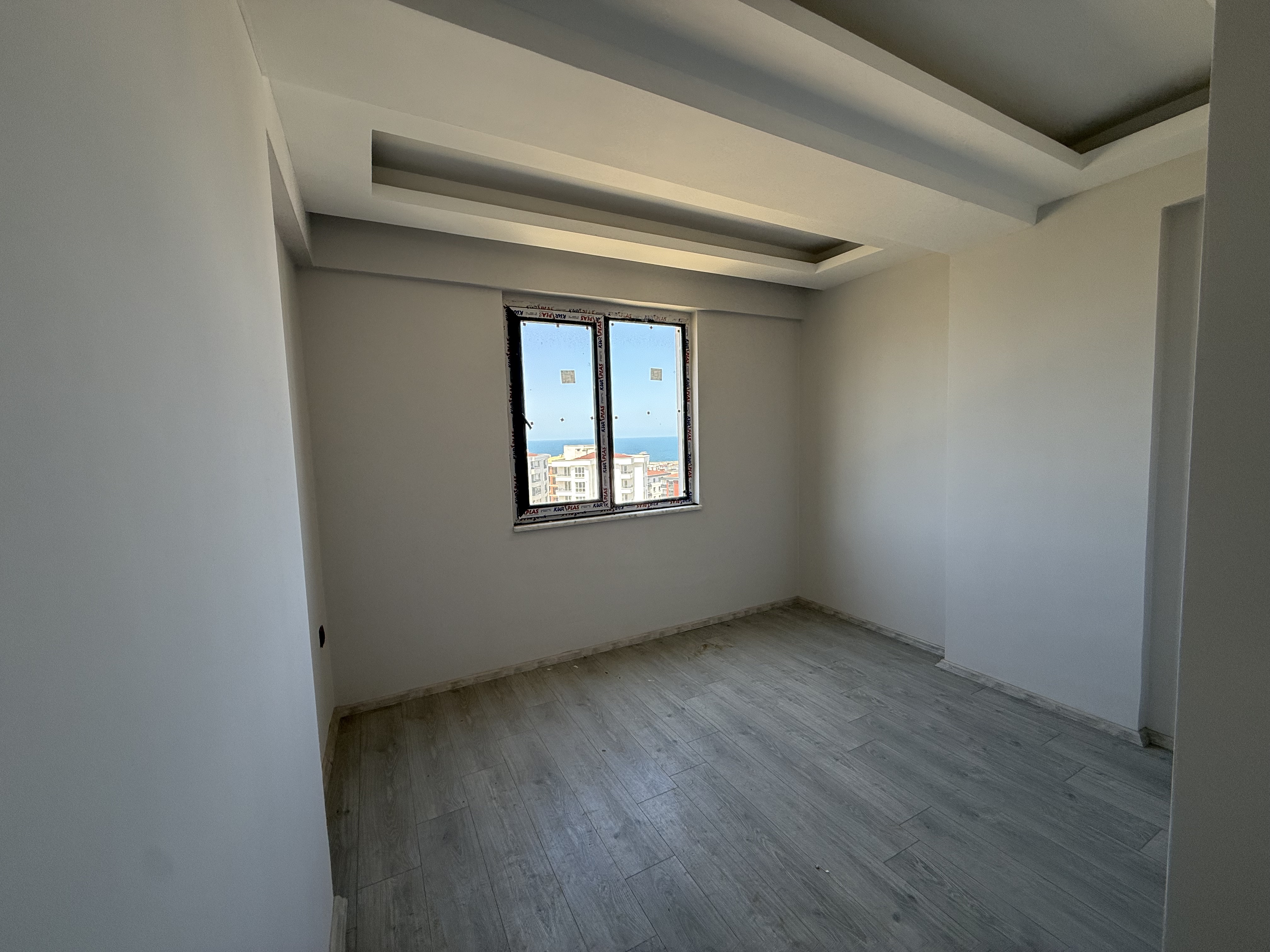 TOPLU KONUT BULVARINA CEPHE 1+1 YERDEN ISITMALI DAİRELER