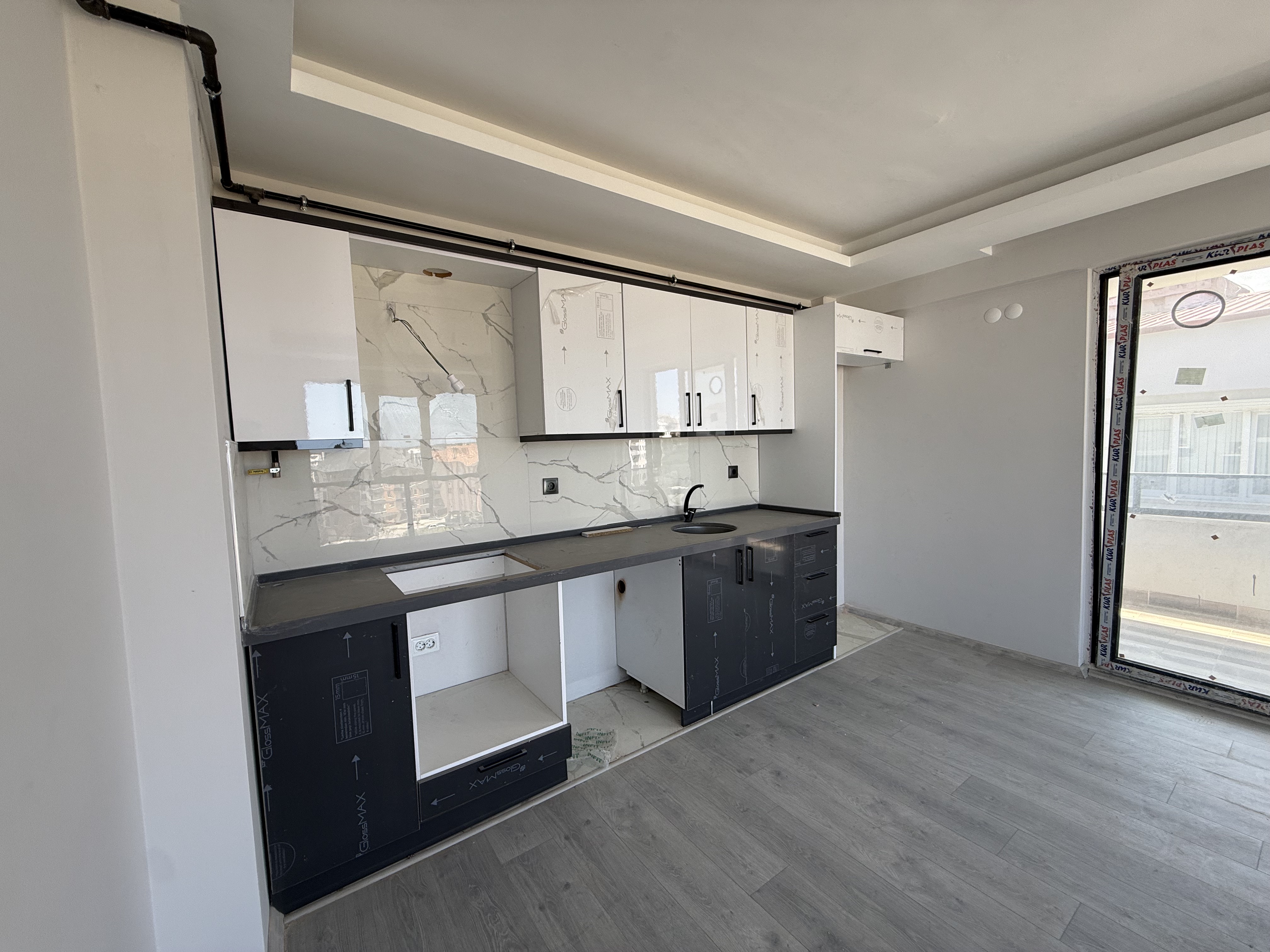 TOPLU KONUT BULVARINA CEPHE 1+1 YERDEN ISITMALI DAİRELER