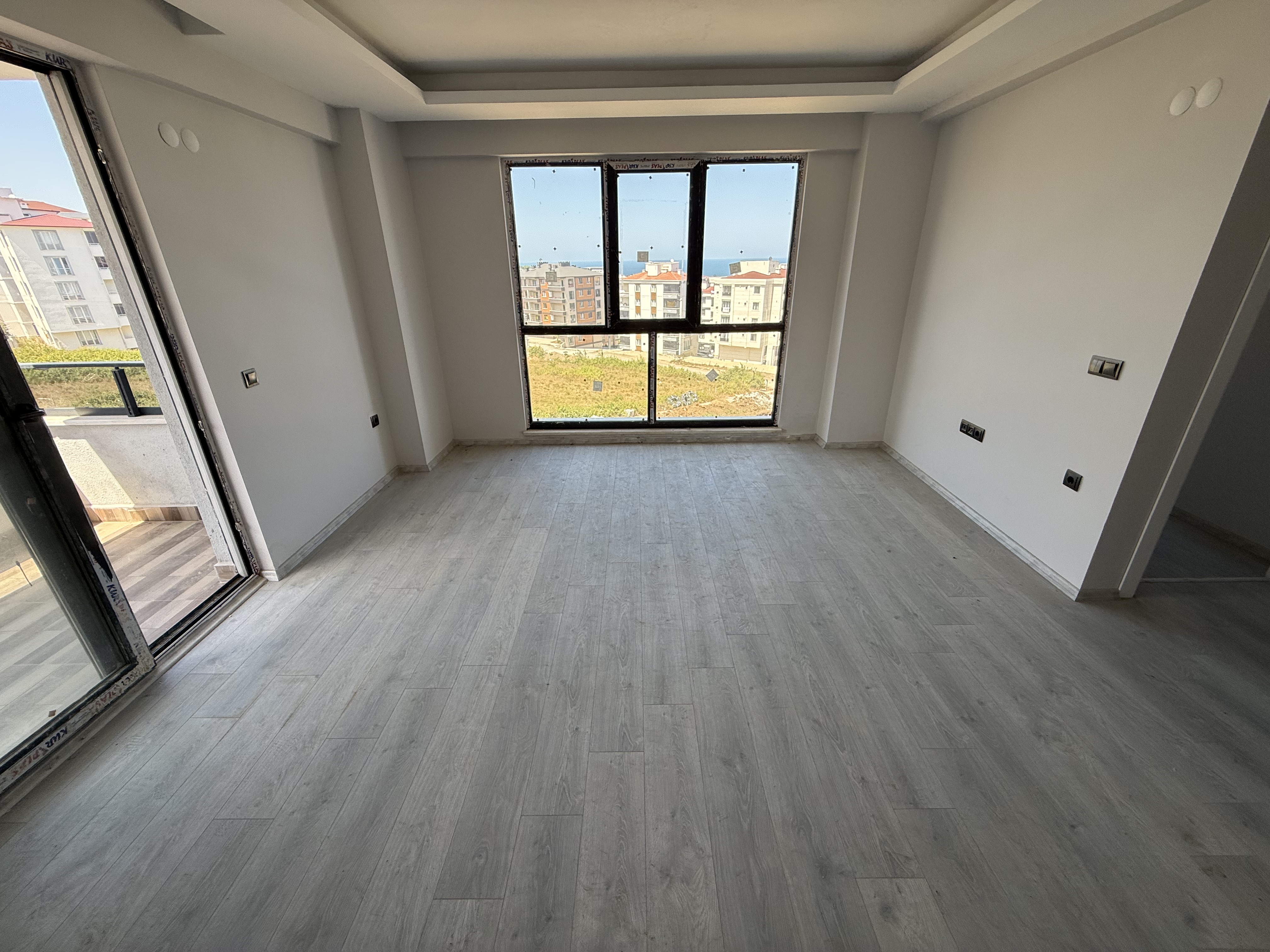 TOPLU KONUT BULVARINA CEPHE 1+1 YERDEN ISITMALI DAİRELER