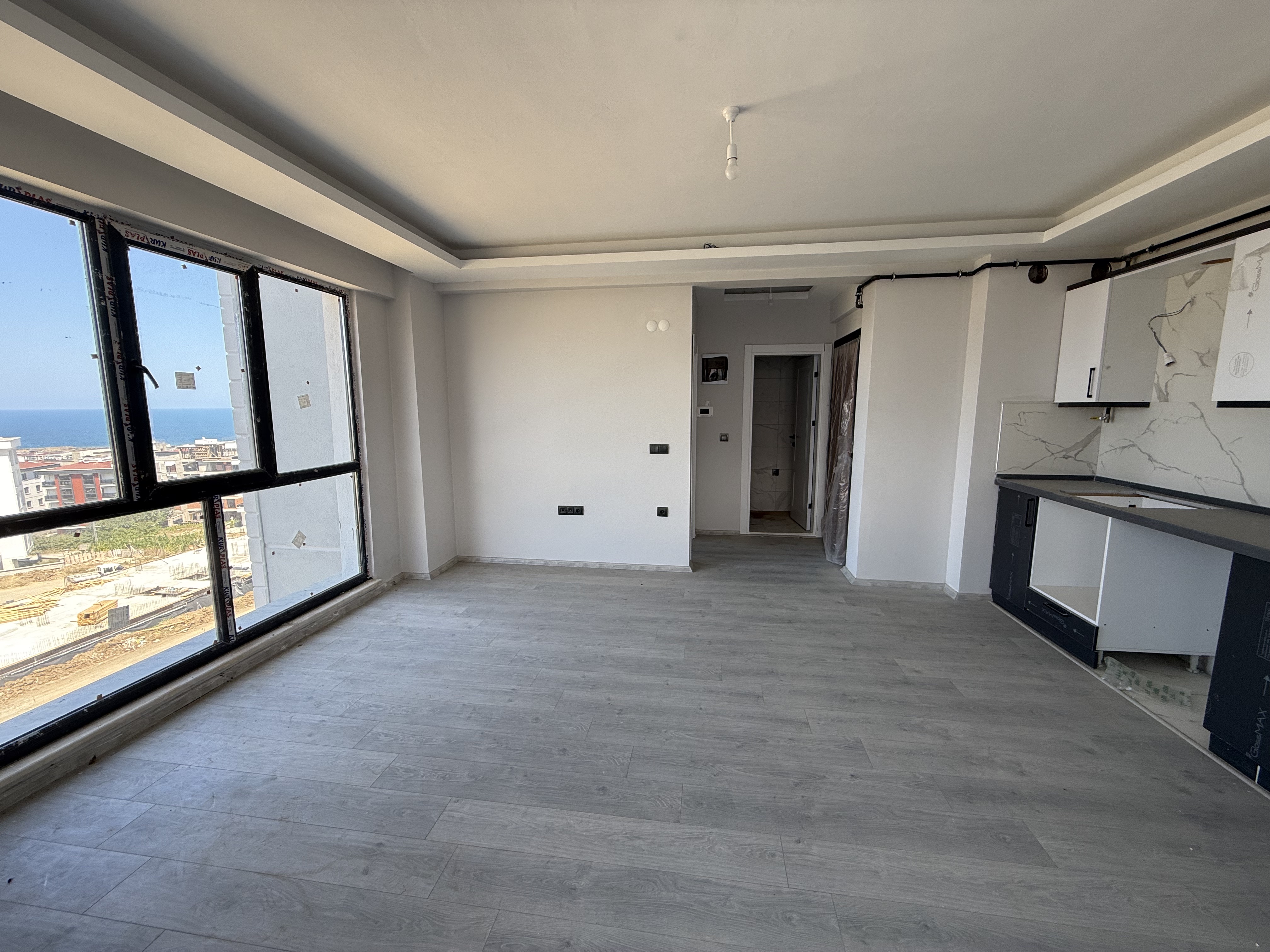 TOPLU KONUT BULVARINA CEPHE 1+1 YERDEN ISITMALI DAİRELER