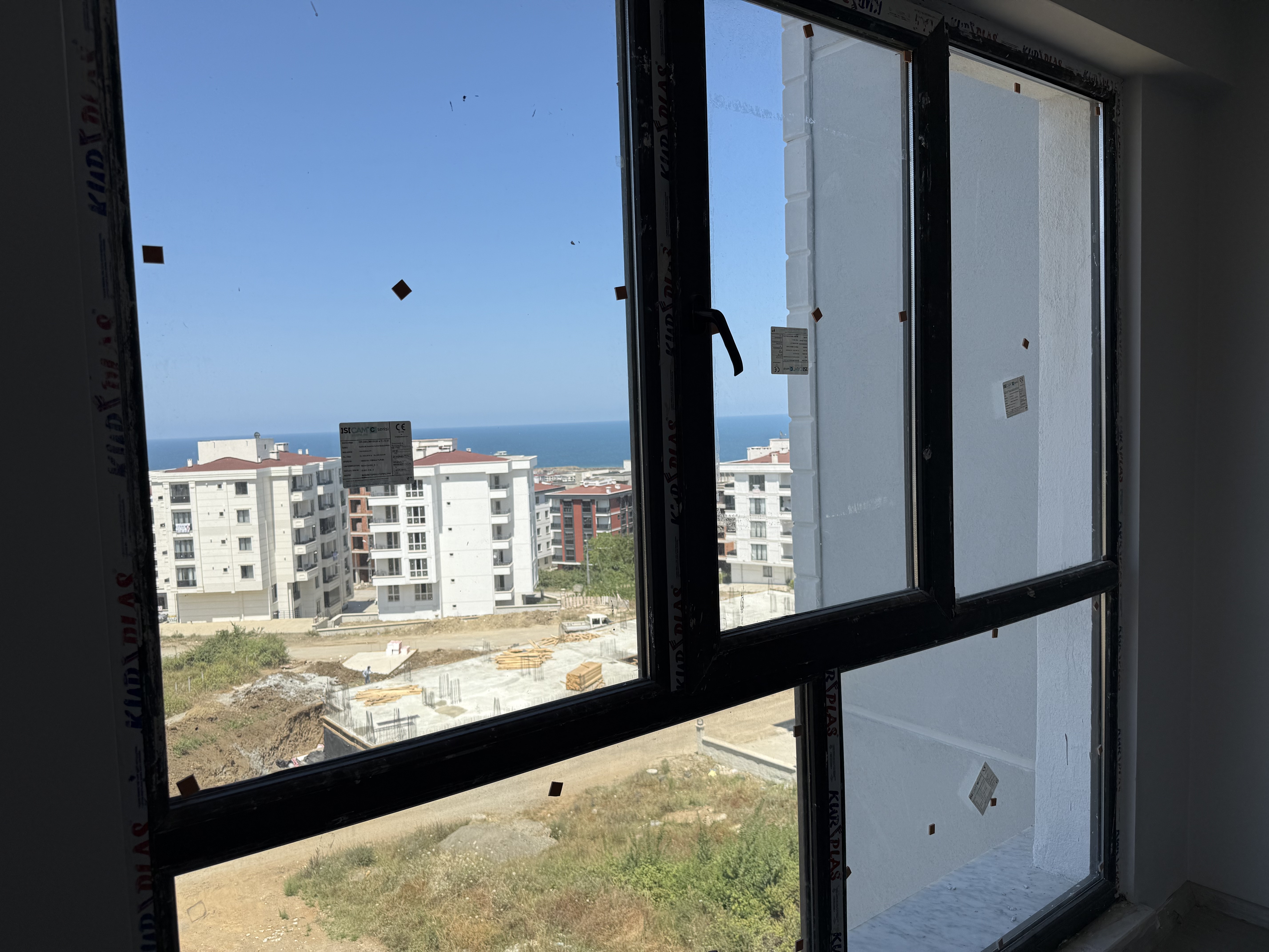 TOPLU KONUT BULVARINA CEPHE 1+1 YERDEN ISITMALI DAİRELER