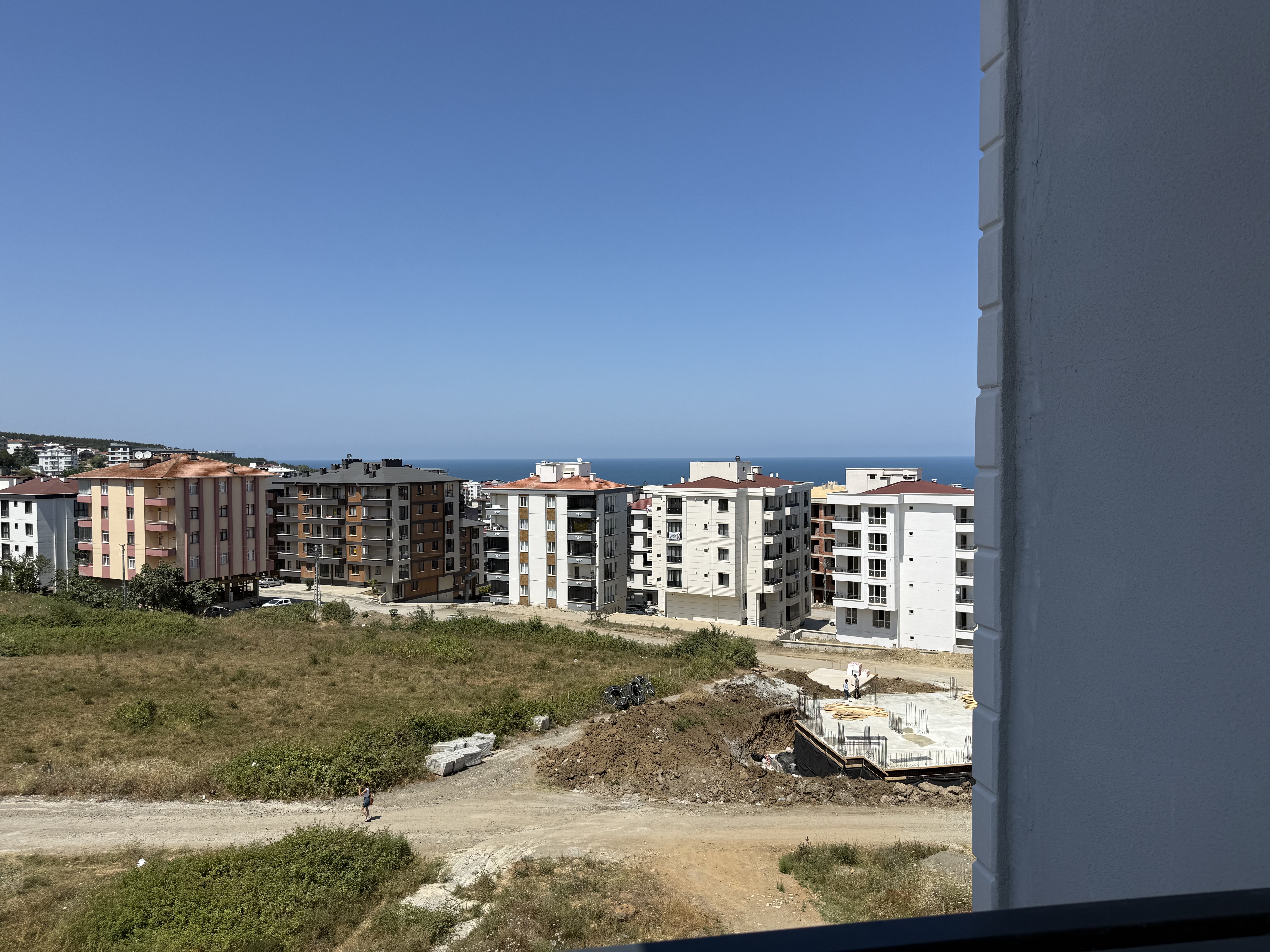 TOPLU KONUT BULVARINA CEPHE 1+1 YERDEN ISITMALI DAİRELER
