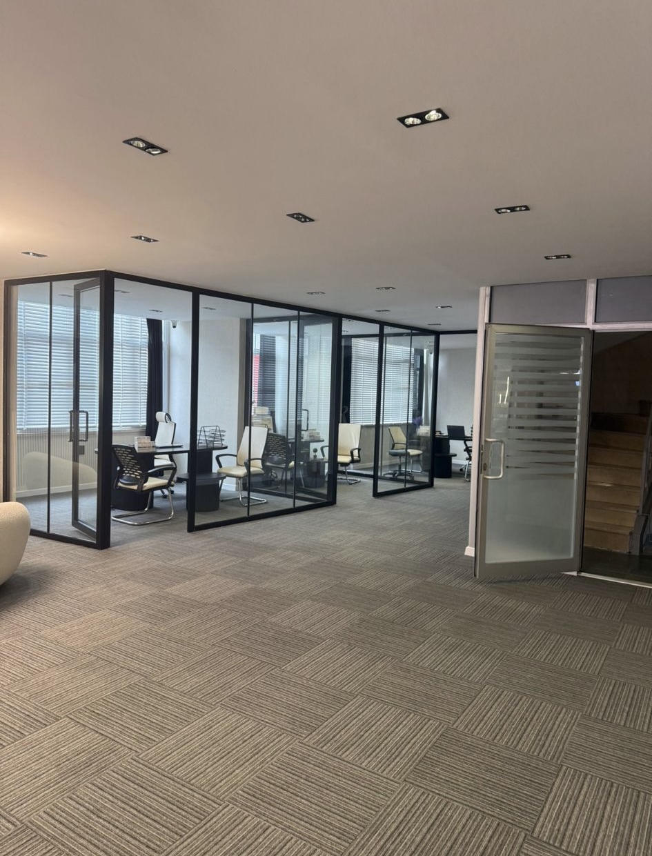 MABEL TOPALOĞLU’NDAN UZUNSOKAK’TA DÜKKAN