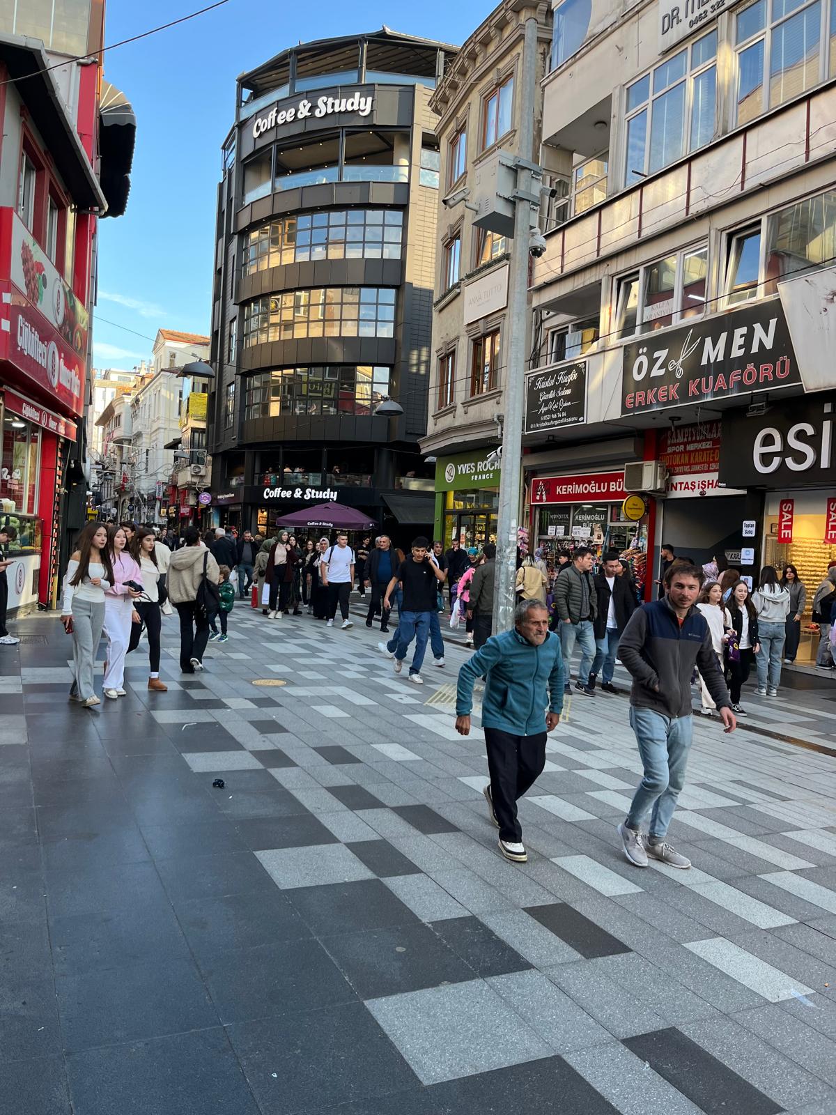 MABEL TOPALOĞLU’NDAN UZUNSOKAK’TA DÜKKAN