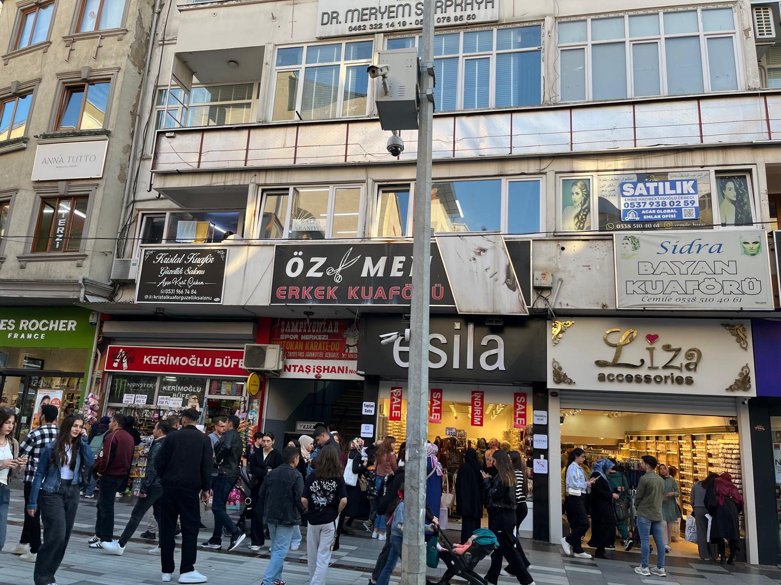 MABEL TOPALOĞLU’NDAN UZUNSOKAK’TA DÜKKAN