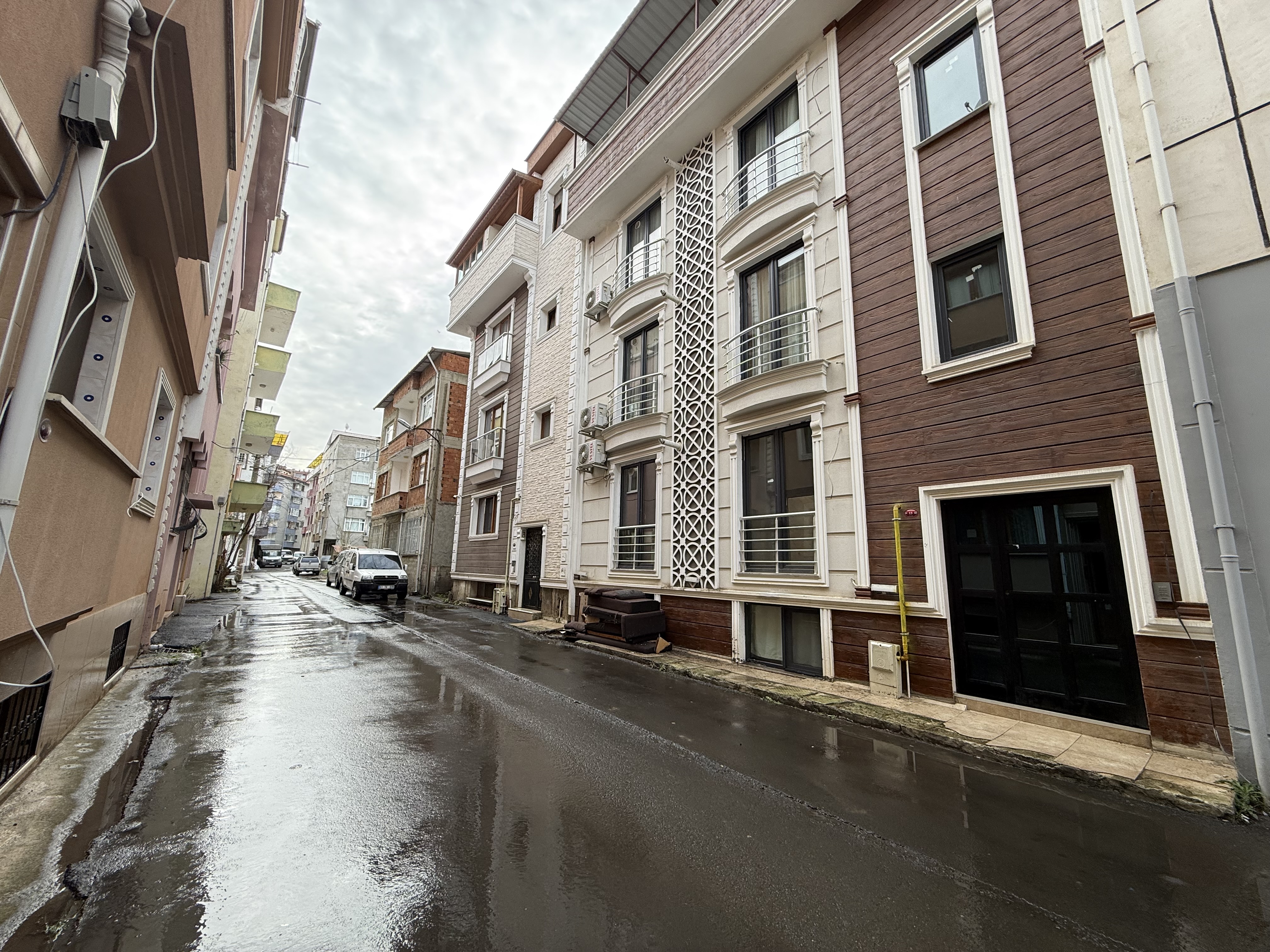 KONAKLAR DA KOMPLE SATILIK BİNA